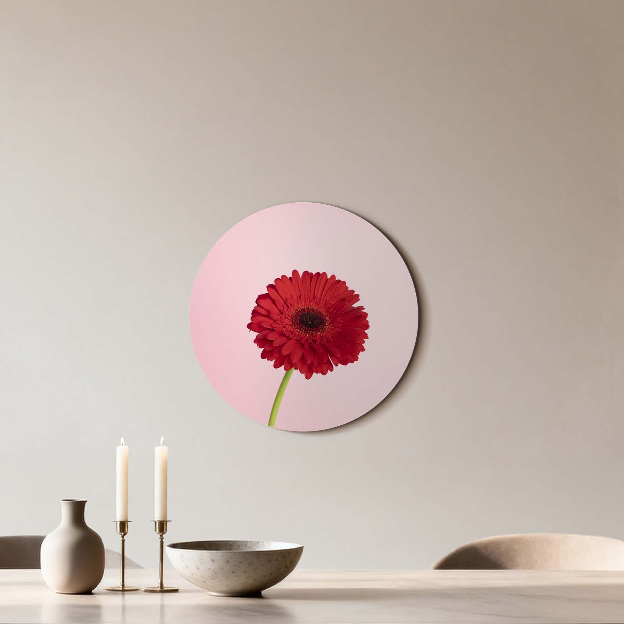 Red Gerbera - Wandkreis mit leuchtend roten Gerbera auf zartrosa Hintergrund für die Wanddekoration in der Wohnung.