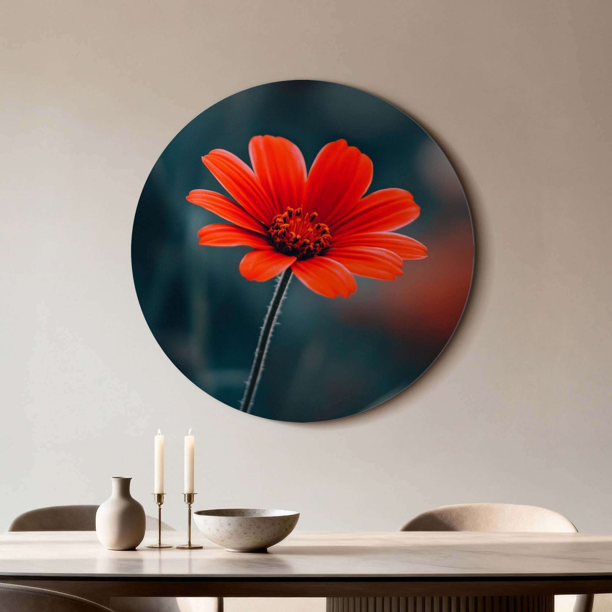 Crimson Grace - Wandkreis, feurig rote Blume auf geheimnisvollem Hintergrund, idealer Wandkreis für die Innendekoration.