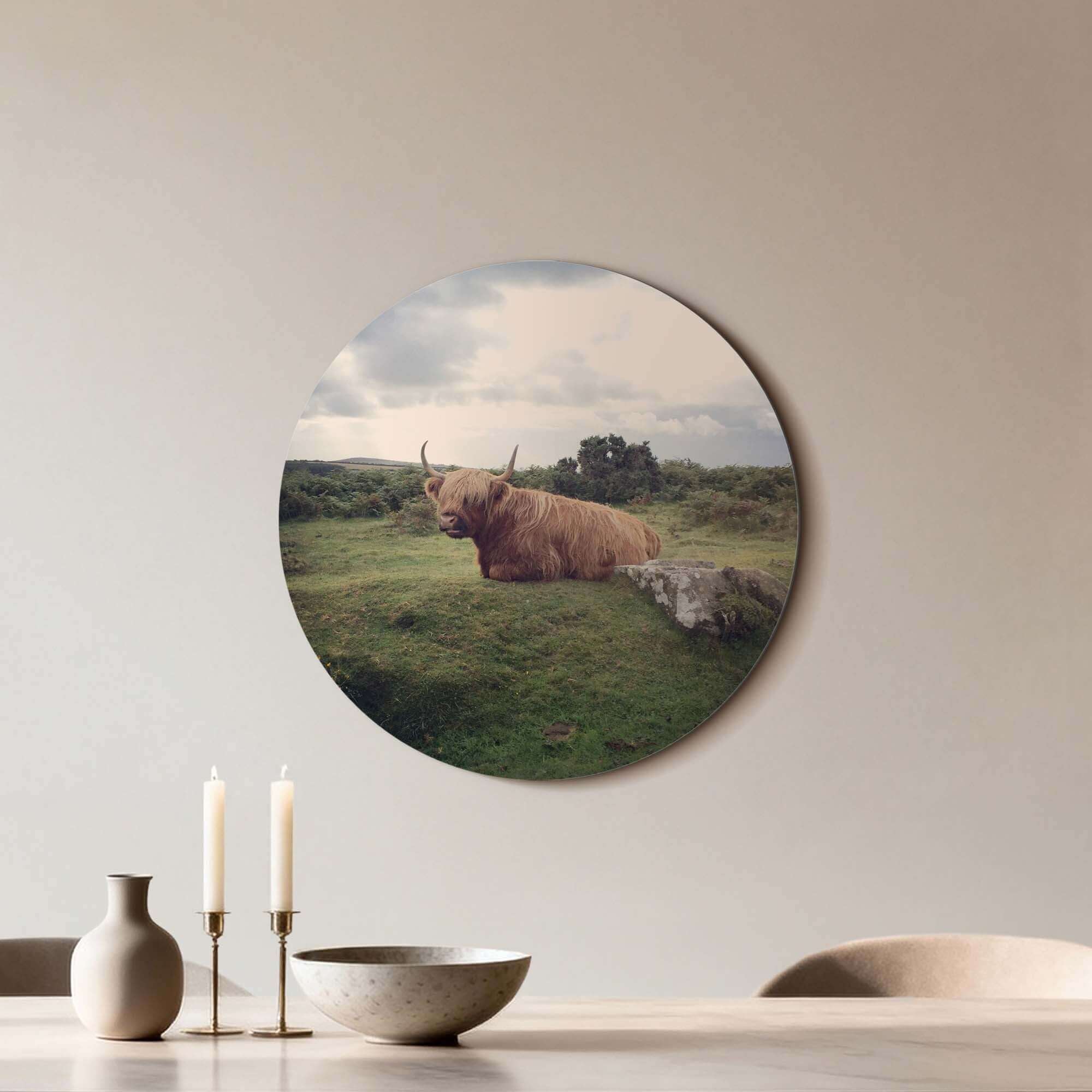 Rustige Hooglander in de natuur – Muurcirkel op een groene achtergrond, stijlvolle wanddecoratie met Schotse hooglander.