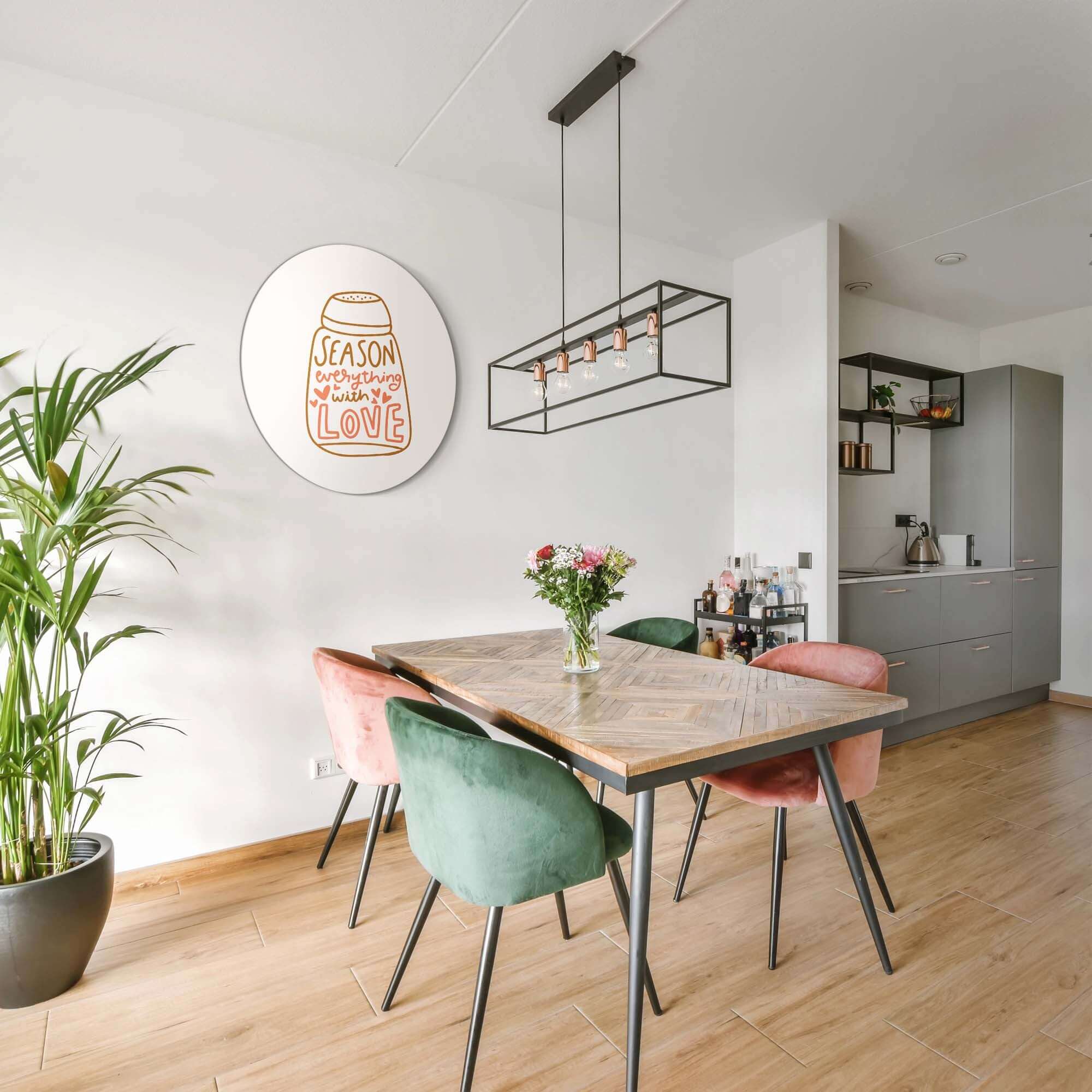 Season With Love - Muurcirkel aan de muur van een moderne keuken, decoratieve muursticker met tekst en warme uitstraling, Muurcirkels.
