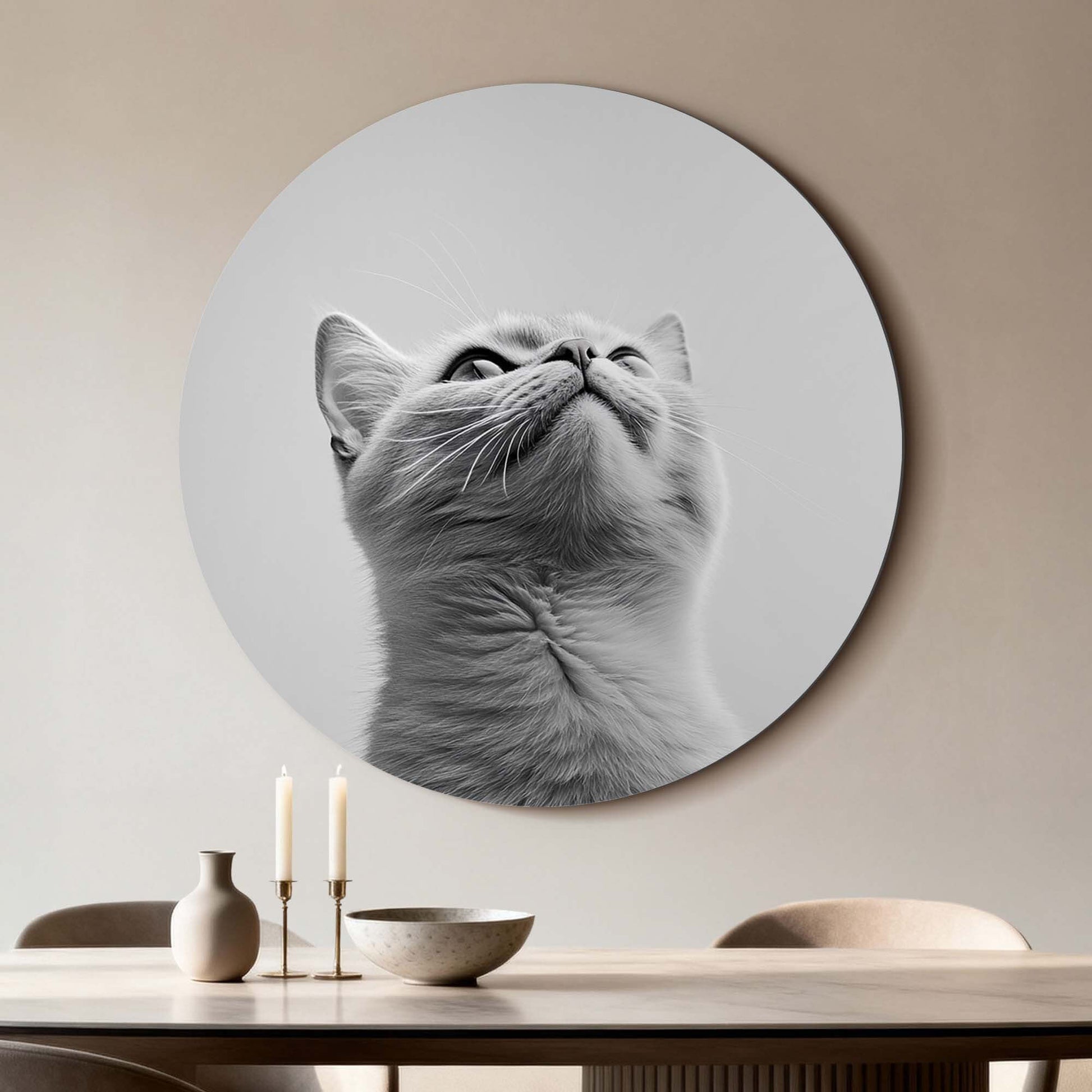 Silver Whisker – Muurcirkel met afbeelding van grijze kat, stijlvolle muurdecoratie voor elk interieur.