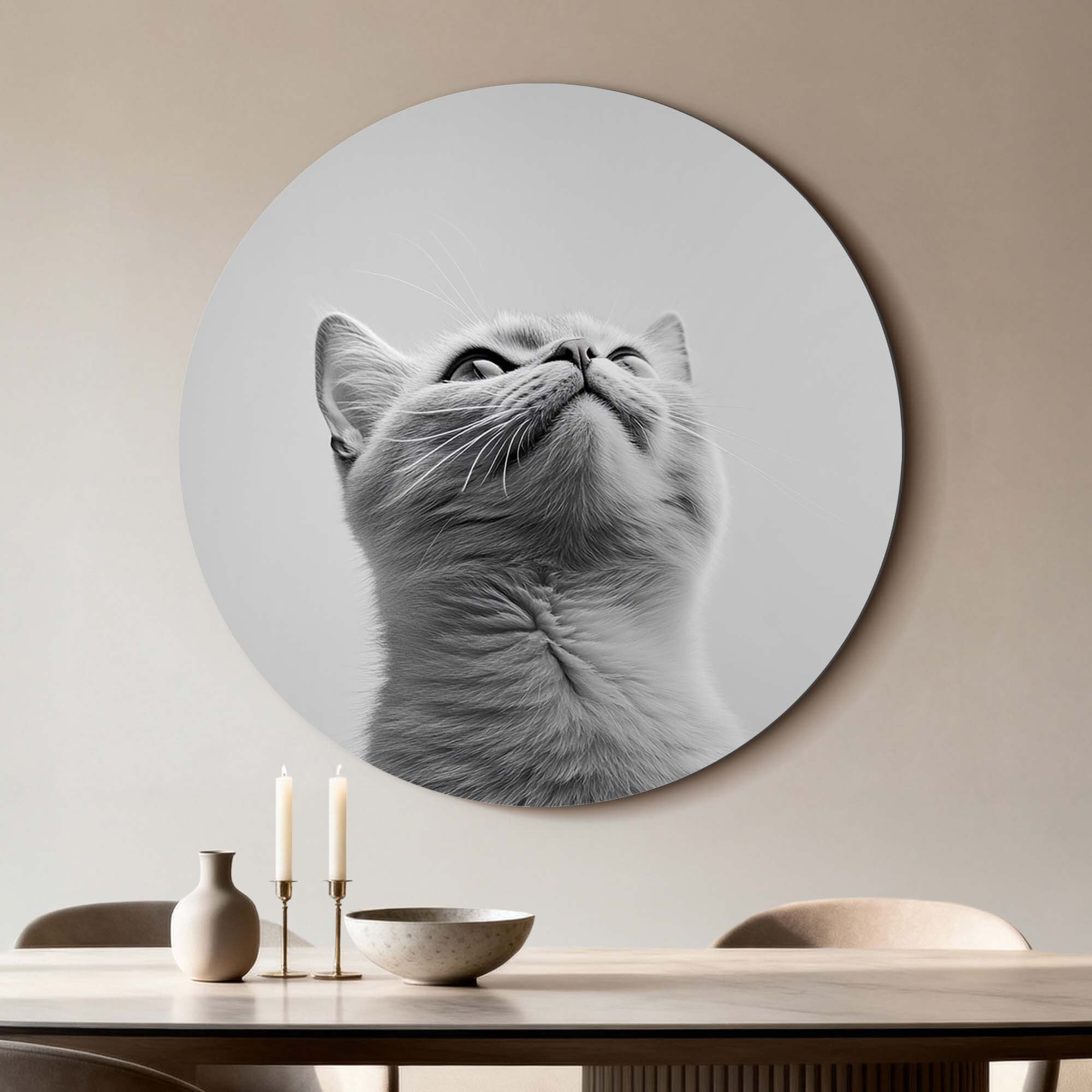 Silver Whisker – Muurcirkel met afbeelding van grijze kat, stijlvolle muurdecoratie voor elk interieur.