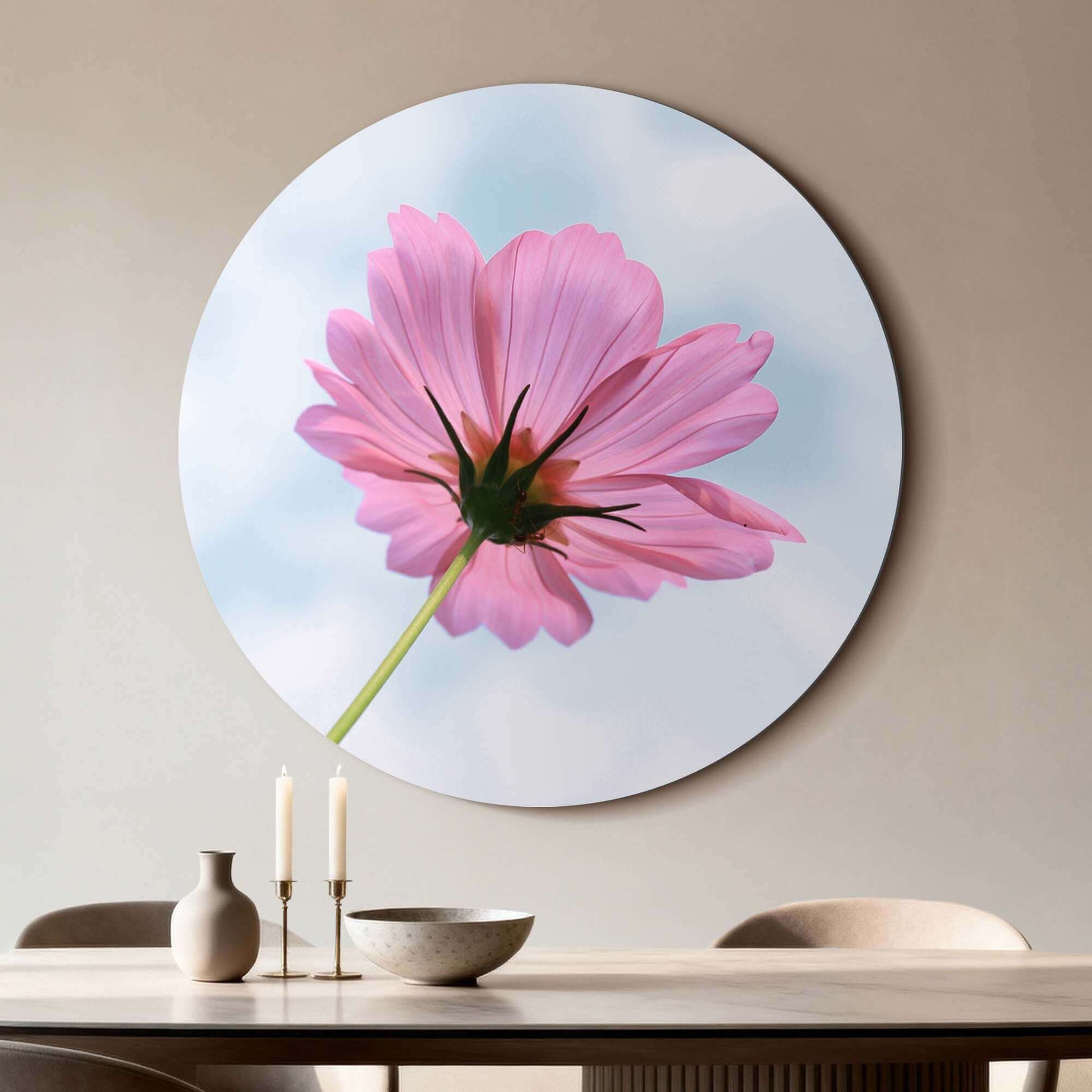 Sky Blossom - Wandkreis an einer Wand, eine zartrosa Blume, die Licht und Ruhe in Ihr Interieur bringt.