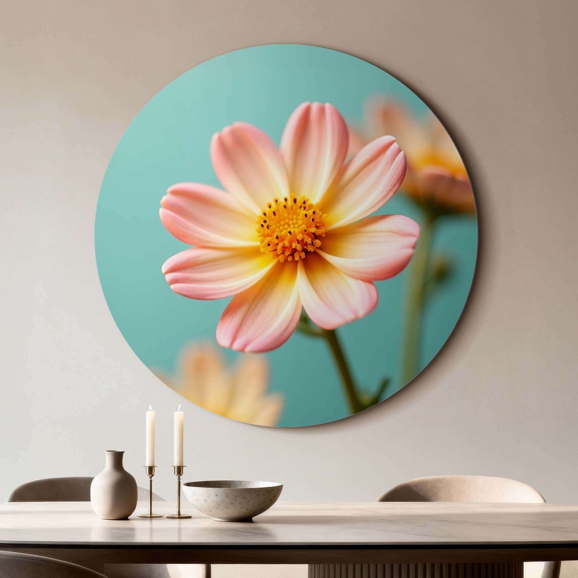 Soft Sunrise - Wandkreis mit zarter Blume in Pfirsich- und Gelbtönen vor türkisfarbenem Hintergrund.