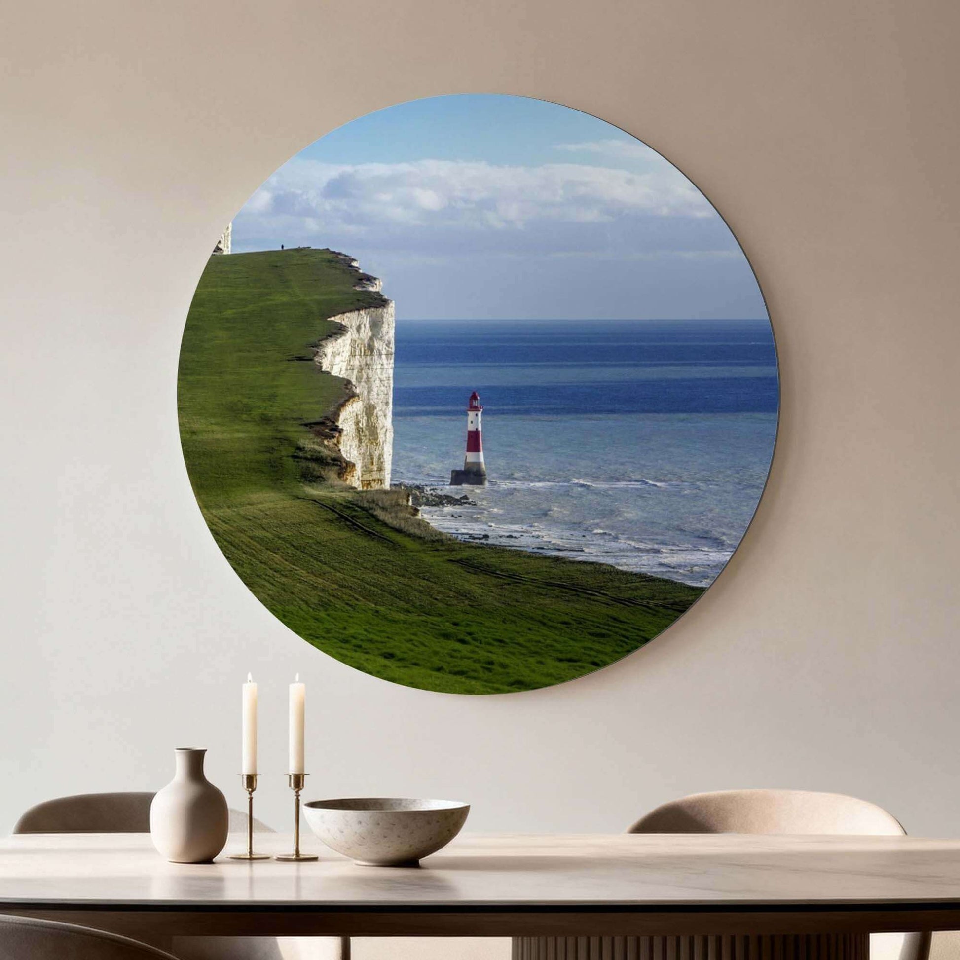 Solitary Heights – Muurcirkel met een imposante klif en vuurtoren aan zee, een krachtige wandcirkel.