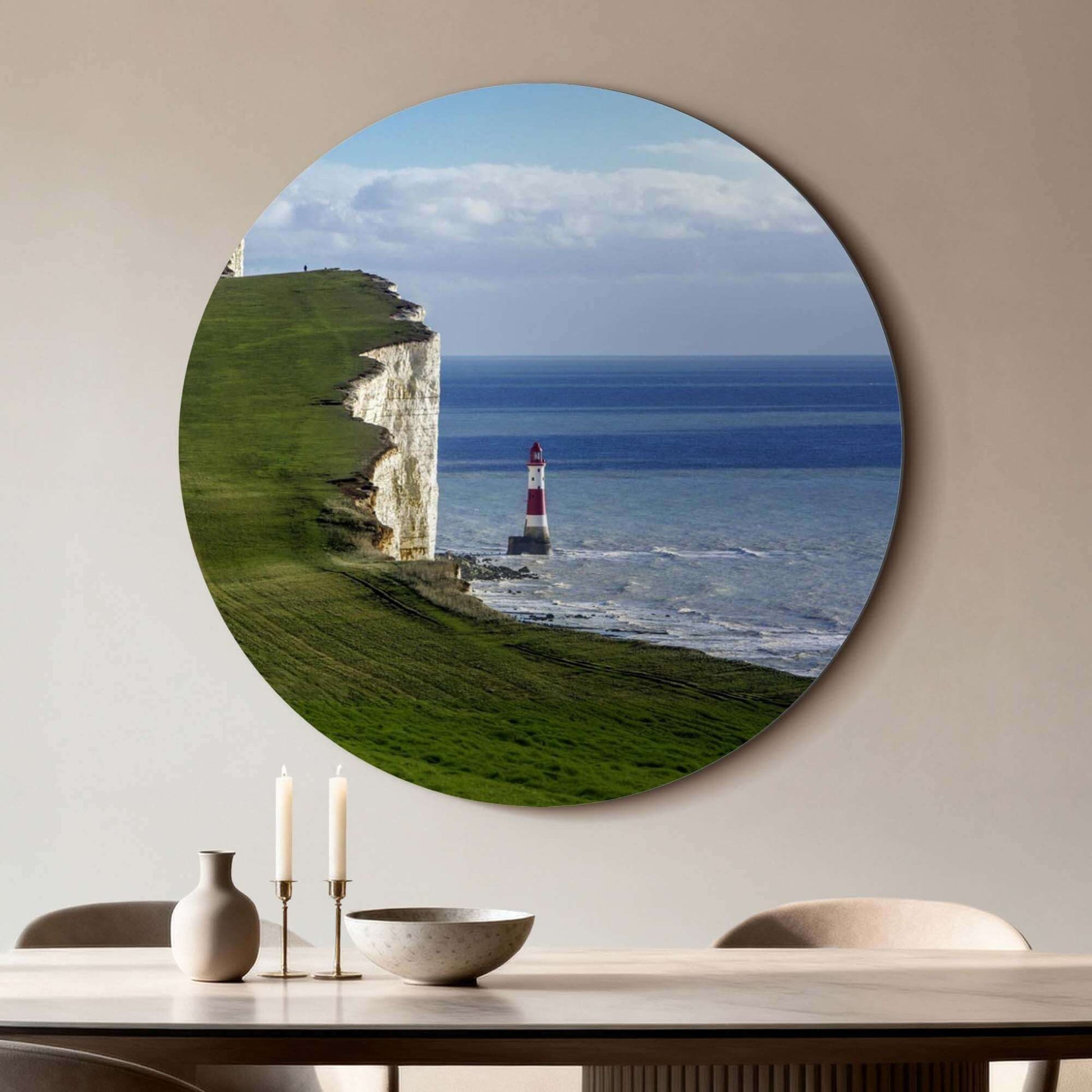 Solitary Heights – Muurcirkel met een vuurtoren op een klif aan zee, een indrukwekkende wandcirkel.