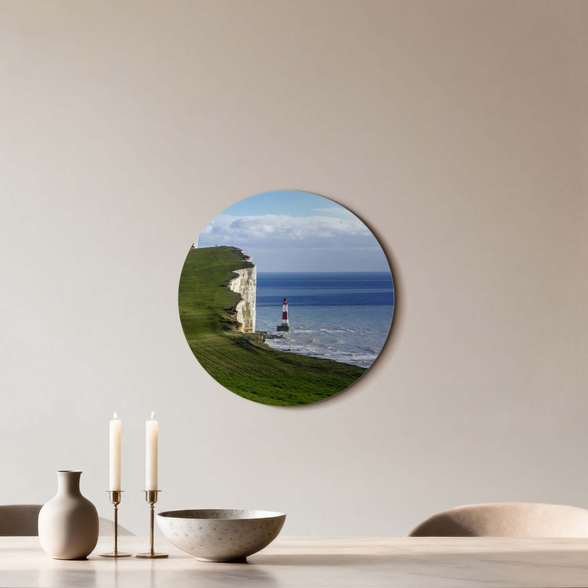 Solitary Heights – Muurcirkel van een klif met vuurtoren aan zee, een krachtig natuurbeeld voor wandcirkels.