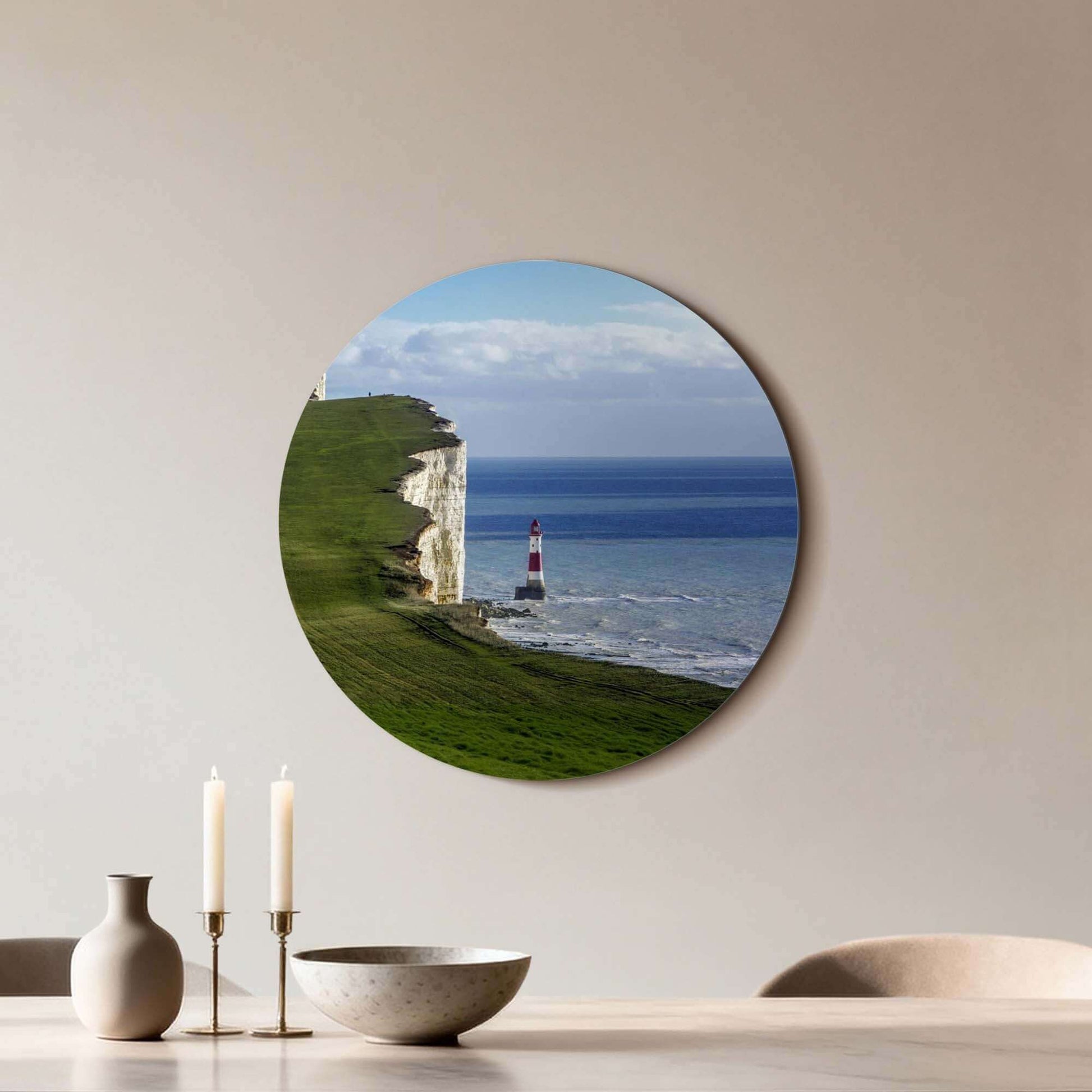 Solitary Heights – Muurcirkel met een klif en vuurtoren aan zee, krachtige en rustgevende wandcirkel.