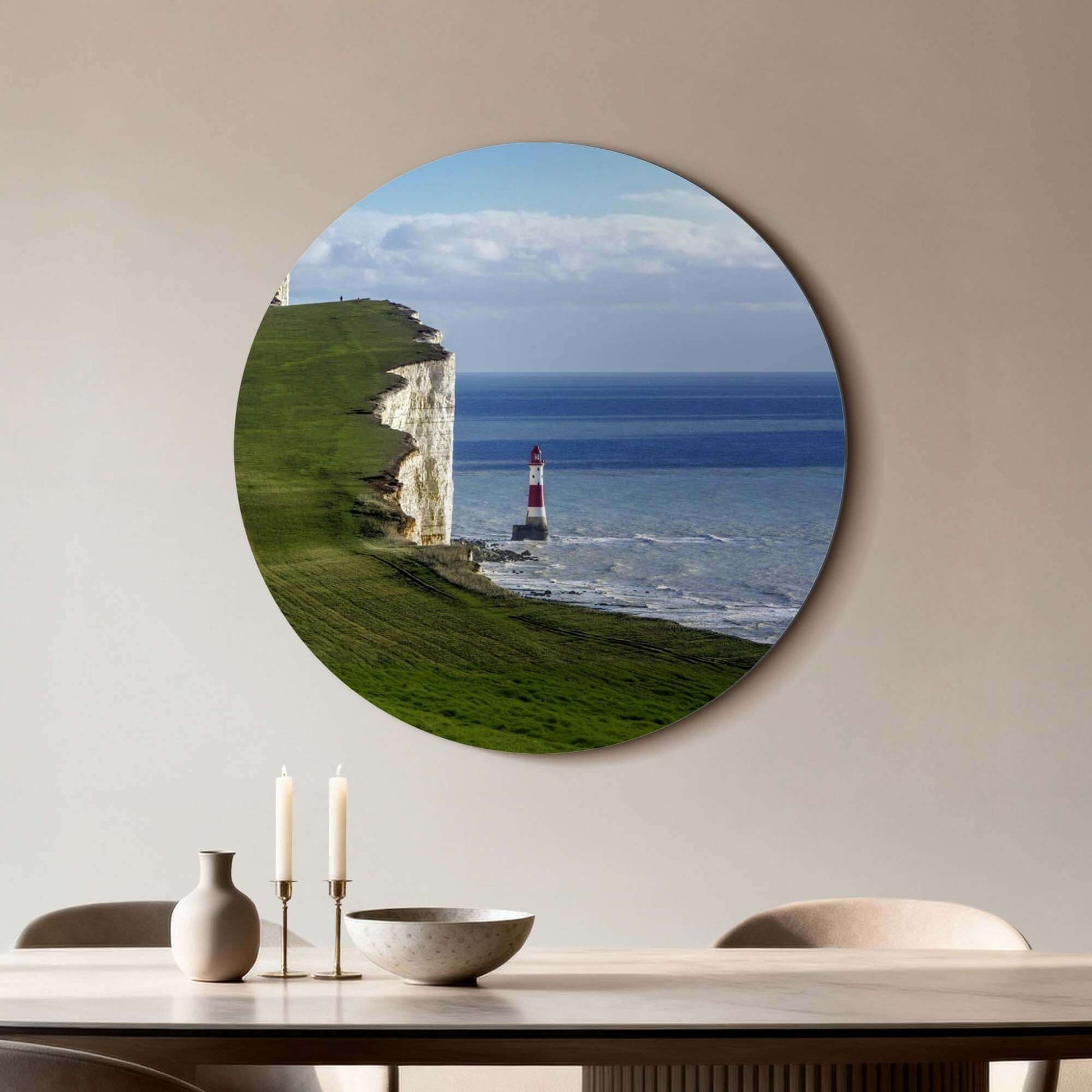 Solitary Heights – Muurcirkel met een vuurtoren op een klif aan zee, een wandcirkel die natuurkracht uitstraalt.