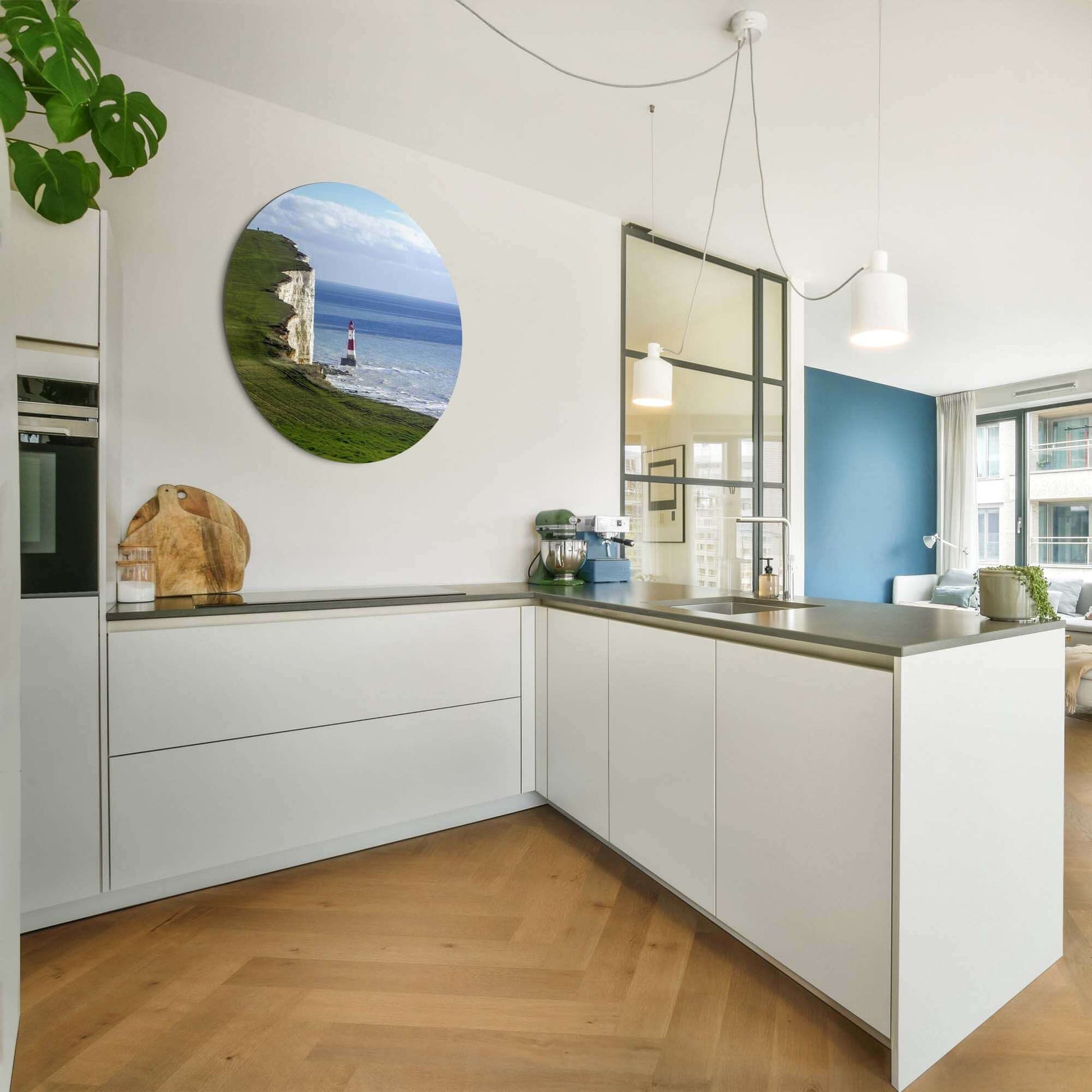 Interieur van een moderne keuken met Solitary Heights – Muurcirkel op de wandcirkel.