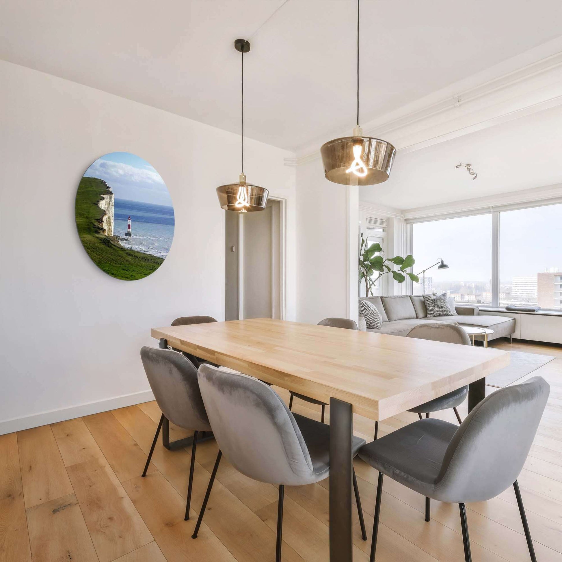 Solitary Heights – Muurcirkel aan muur in moderne eetkamer met houten tafel en stijlvolle stoelen.