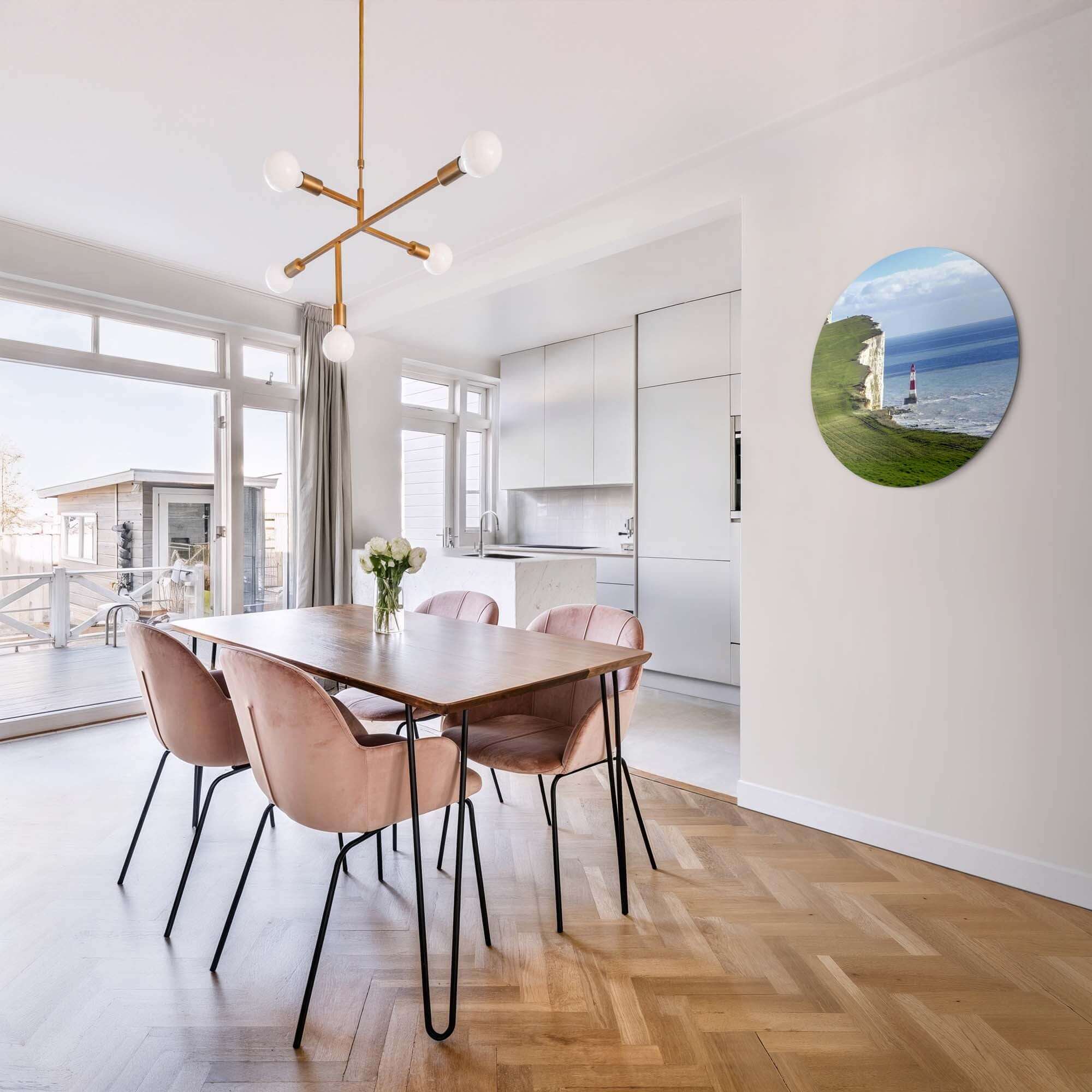 Solitary Heights – Muurcirkel biedt een prachtig uitzicht op een klif met vuurtoren in een moderne woonkamer.