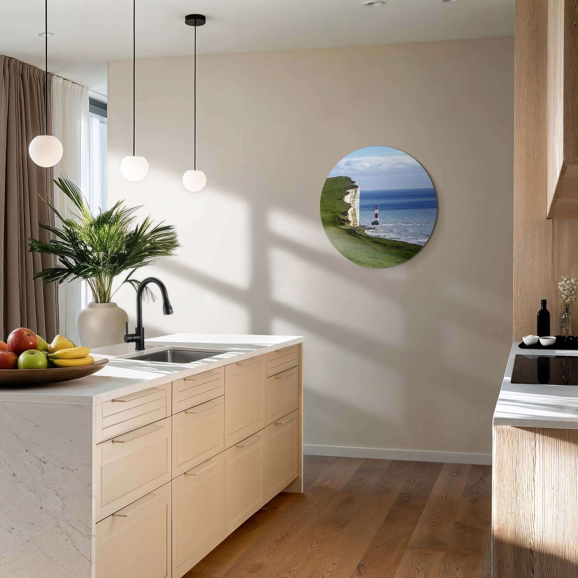 Solitary Heights – Muurcirkel als wanddecoratie in een moderne keuken met een vuurtoren en klif.