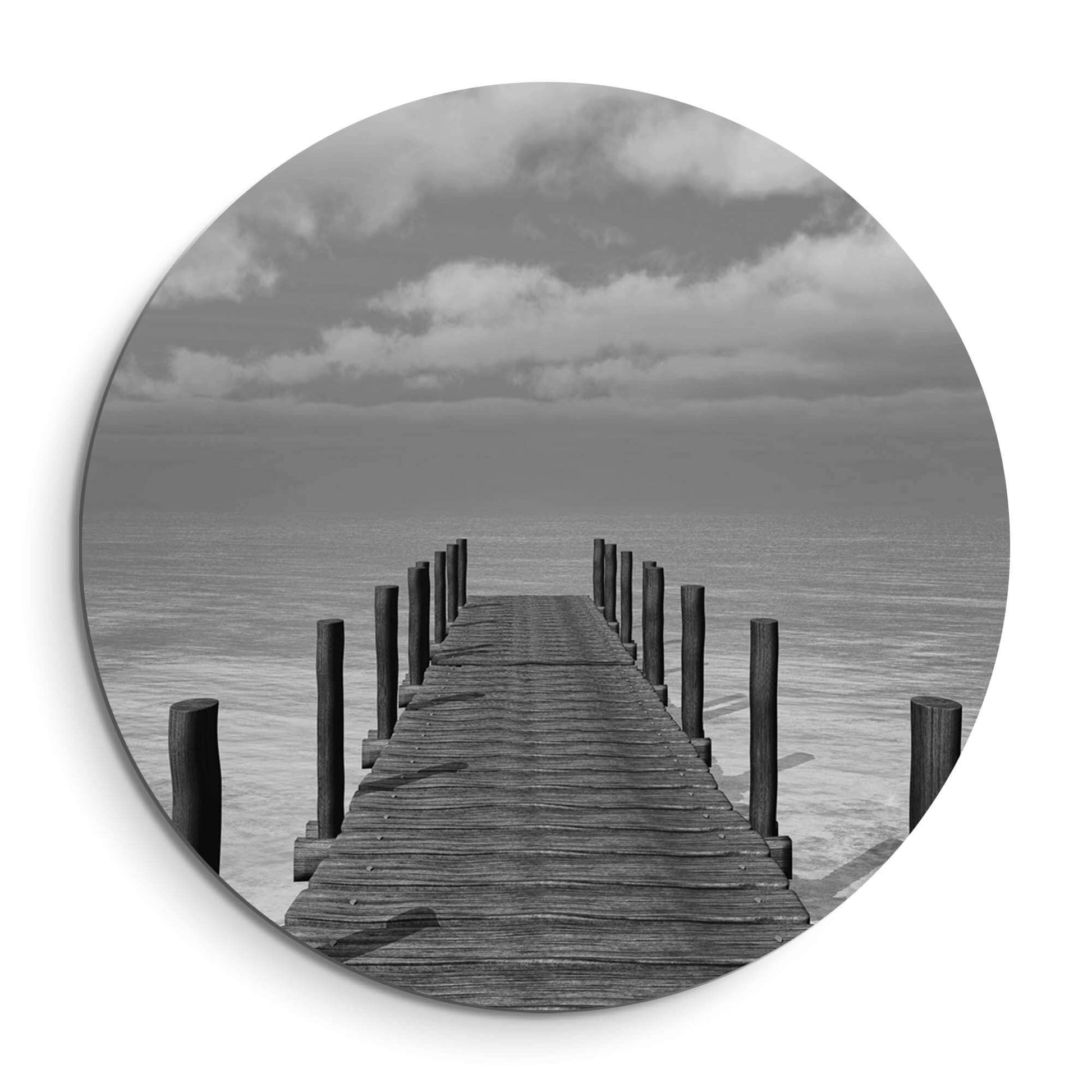 Still Waters - Muurcirkel: serene zwart-wit wandcirkel met houten steiger die zich uitstrekt naar de horizon voor rust en elegantie.