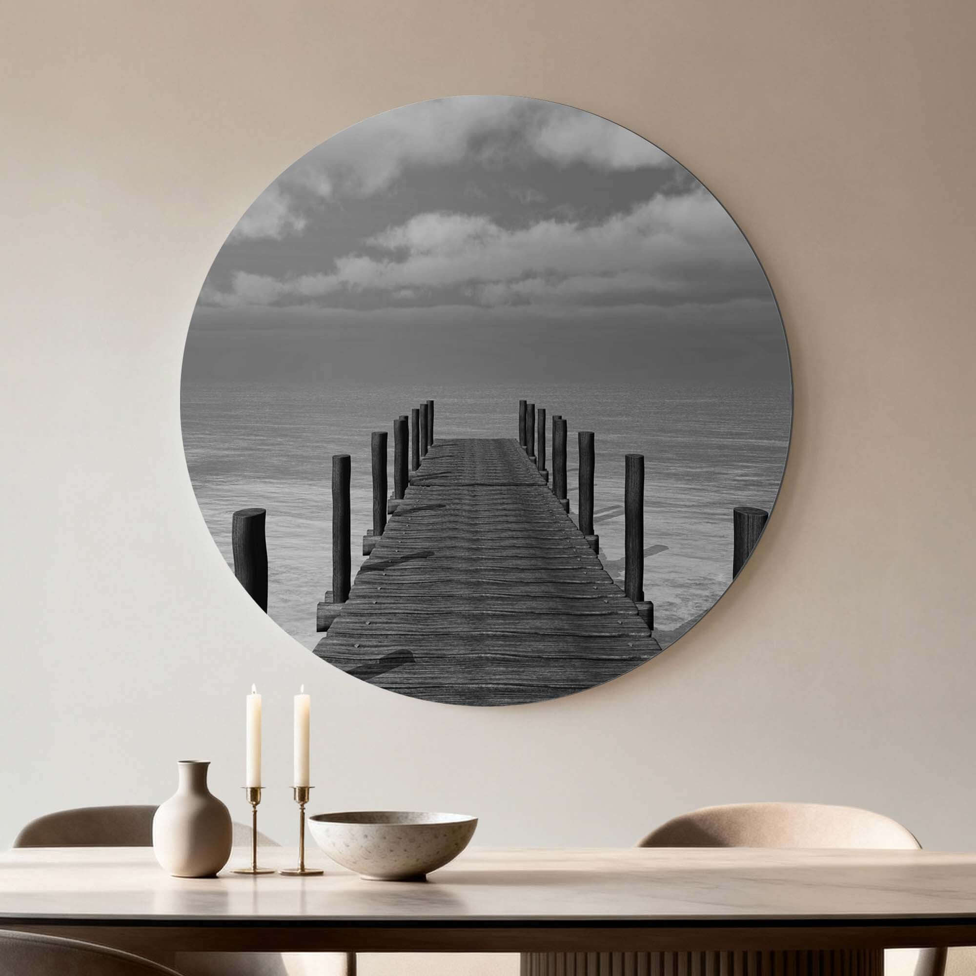 Serene zwart-wit Still Waters - Muurcirkel met houten steiger, perfect voor wie rust en elegantie zoekt. Ideaal voor interieurdecoratie.