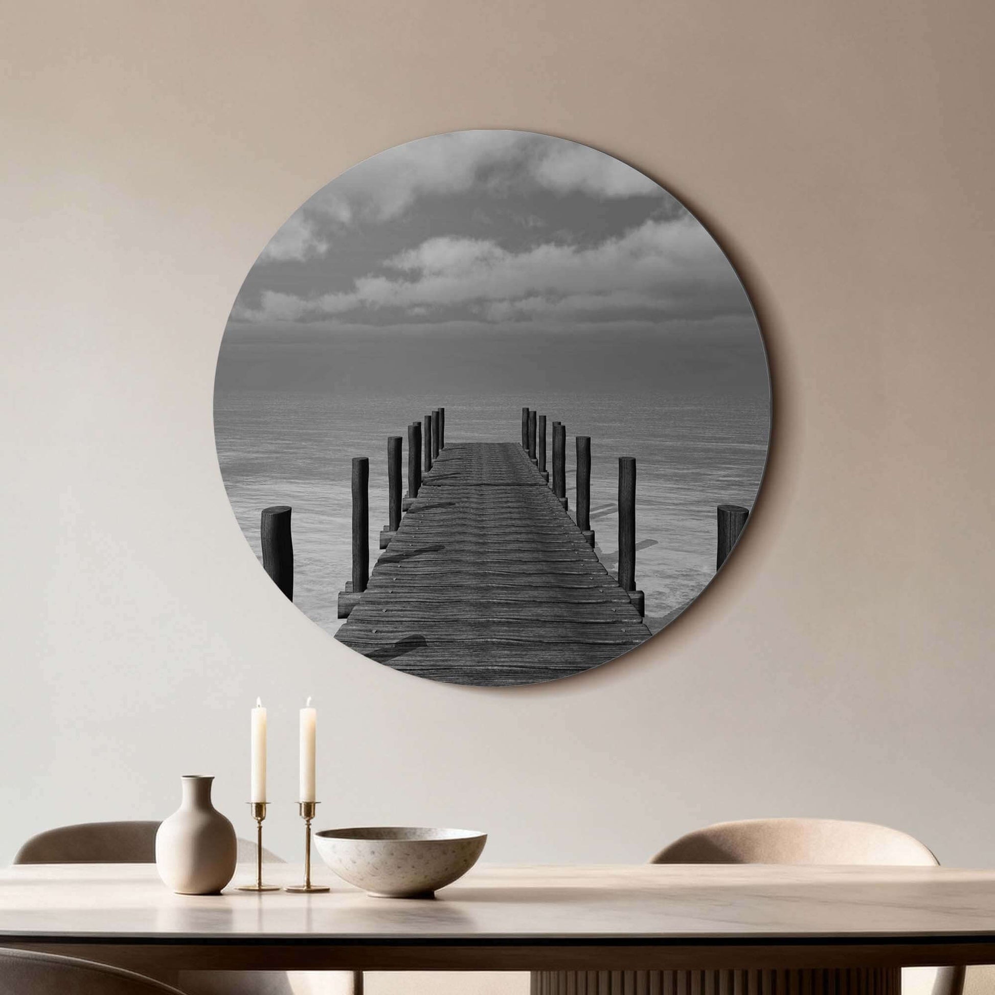 Still Waters - Muurcirkel: serene zwart-wit muurcirkel met een houten steiger, ideaal voor rust en elegantie. Muurcirkels, Wandcirkel decor.