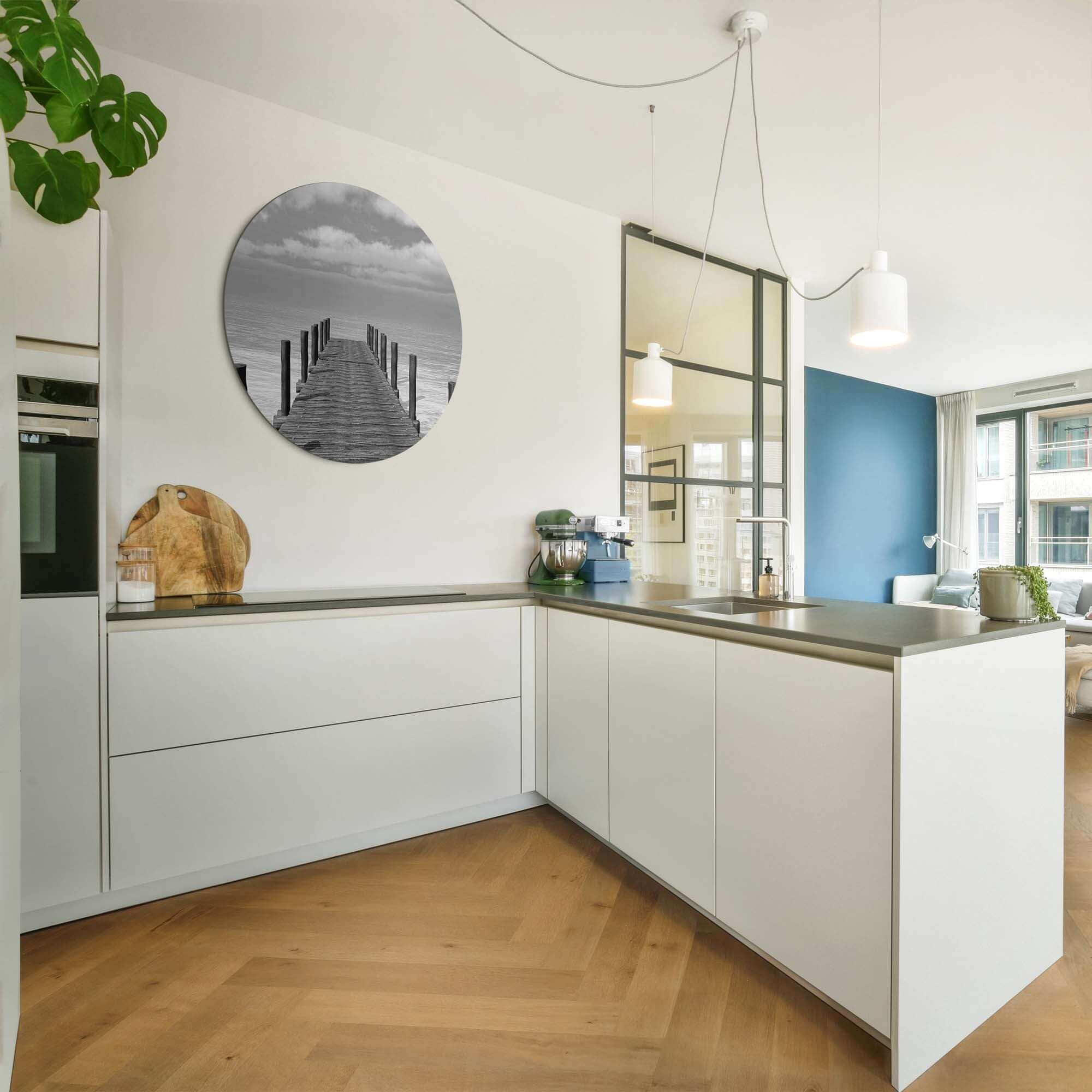 Still Waters - Muurcirkel zwart-wit wandcirkel van houten steiger in moderne keuken, rust en elegantie brengen