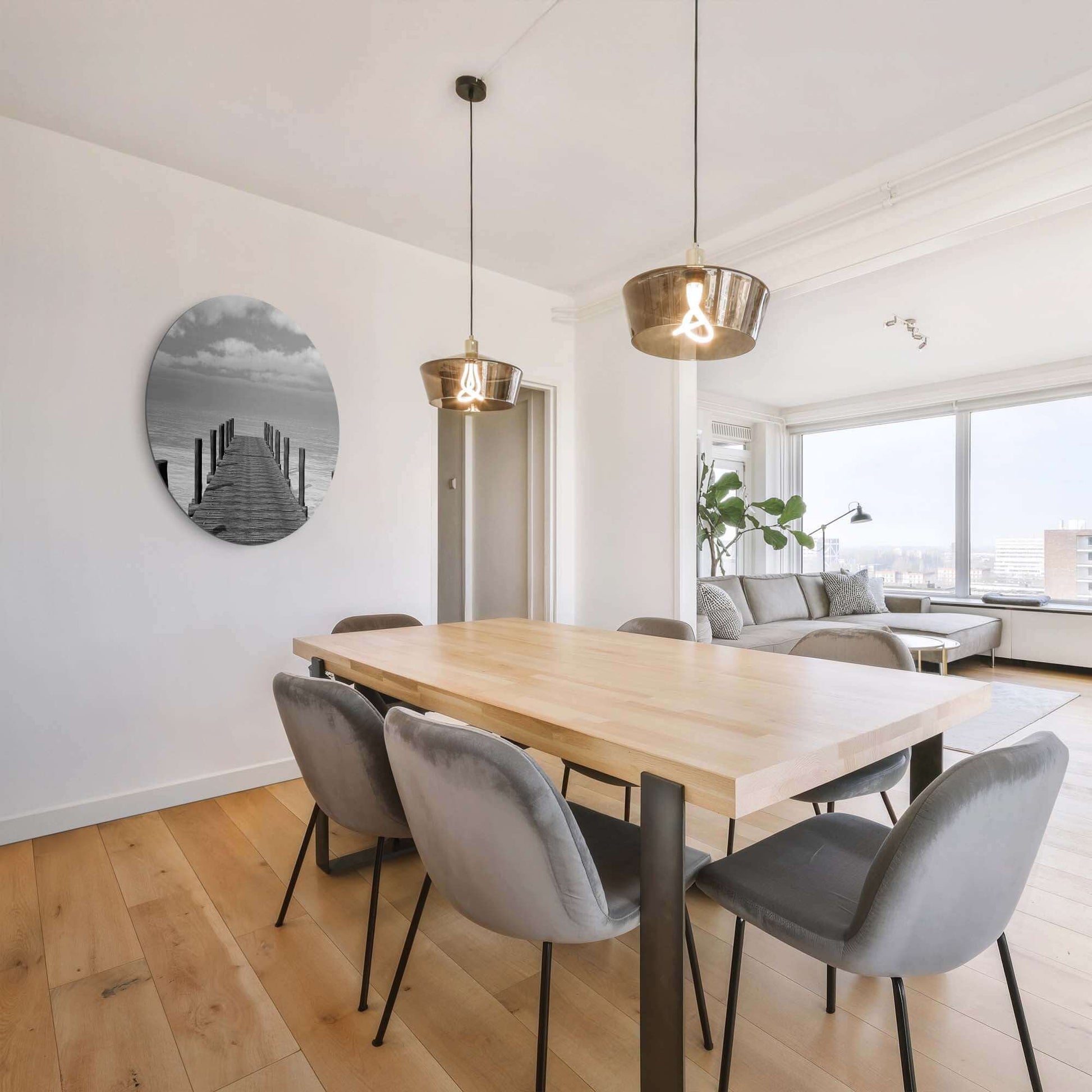 Still Waters - Muurcirkel op een witte muur boven een houten tafel, serene zwart-wit wandcirkel met steiger voor rust en elegantie.