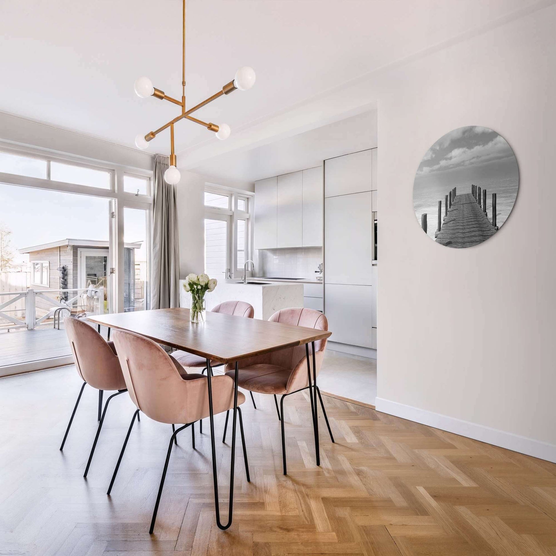 Still Waters - Muurcirkel serene zwart-wit muurcirkel met houten steiger in moderne eetkamer, perfecte wandcirkel voor rust en elegantie.