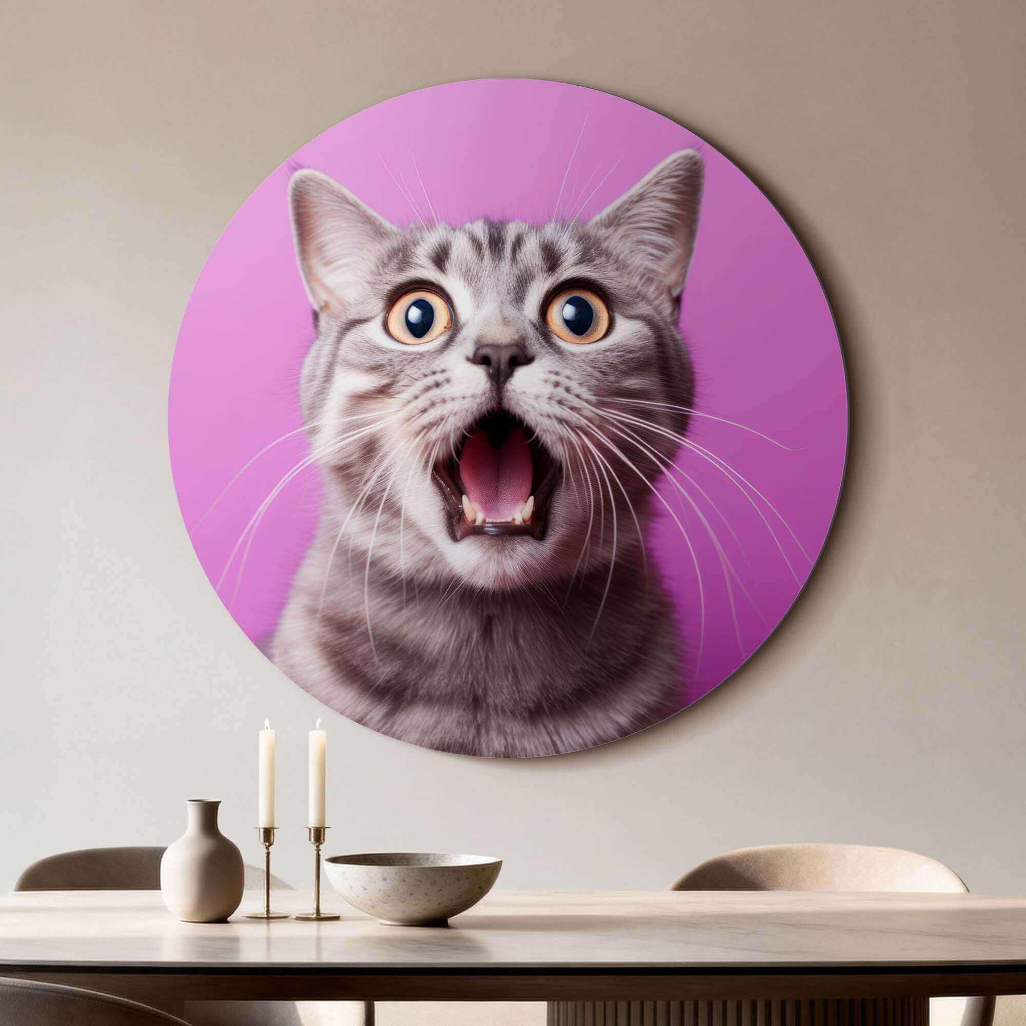 Surprised Whiskers – Muurcirkel, vrolijke kat op levendige roze achtergrond, moderne muurcirkel.