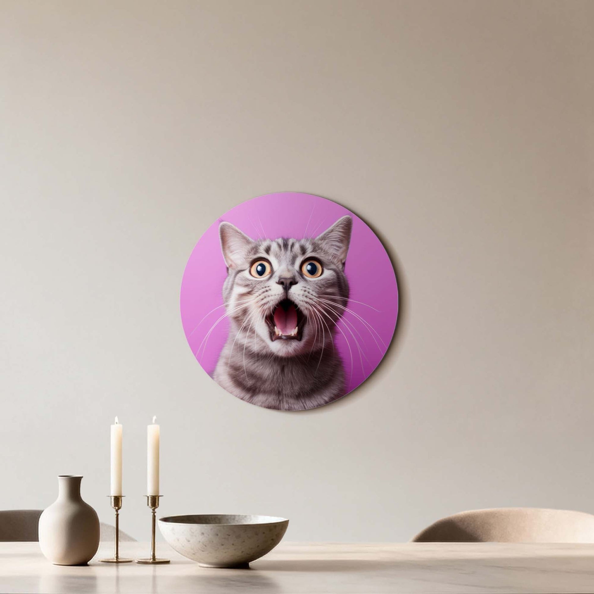 Surprised Whiskers – Muurcirkel met een verbaasde kat op een levendige roze achtergrond voor interieurdecoratie.