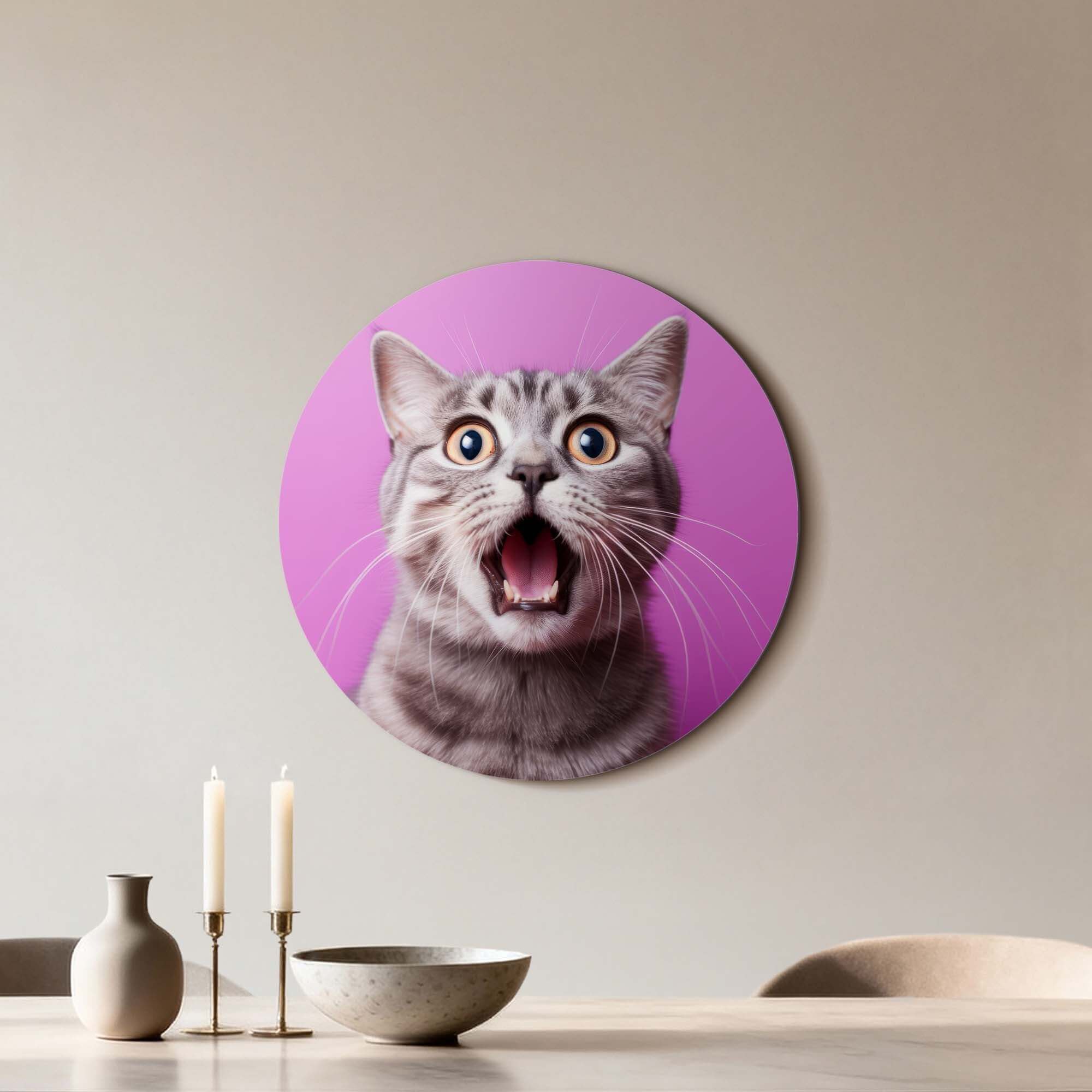 Surprised Whiskers – Muurcirkel op levendige roze achtergrond, perfect voor een vrolijke interieurstijl.