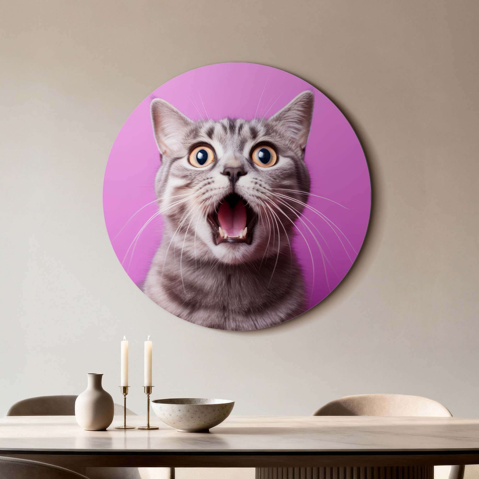 Surprised Whiskers – Muurcirkel op een levendige roze achtergrond, vrolijk en modern design voor interieur.