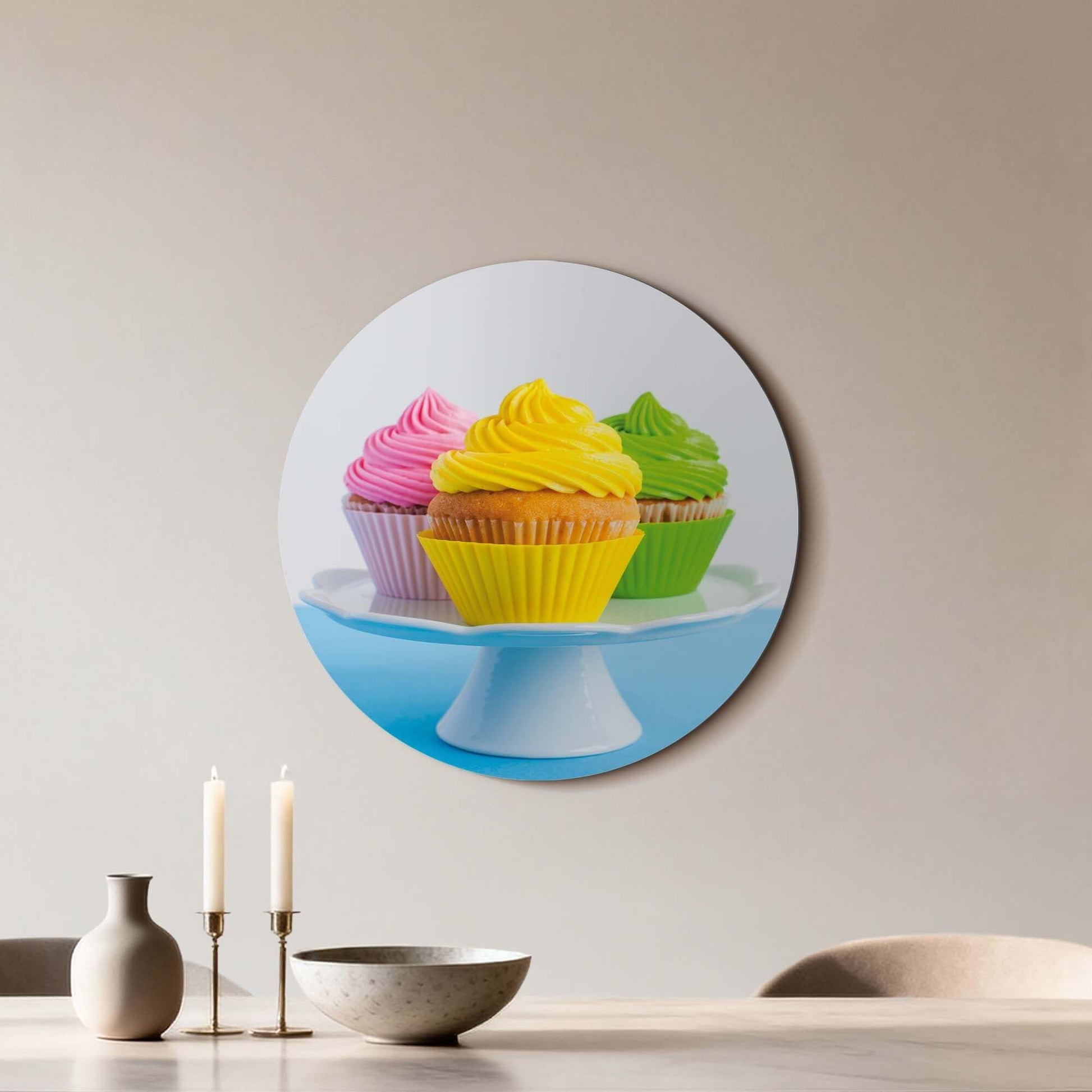 Sweet Swirl Trio - Wandkreis mit bunten Cupcakes, Wandkreisdekoration für die Küche auf einem modernen Ständer, Wandkreise