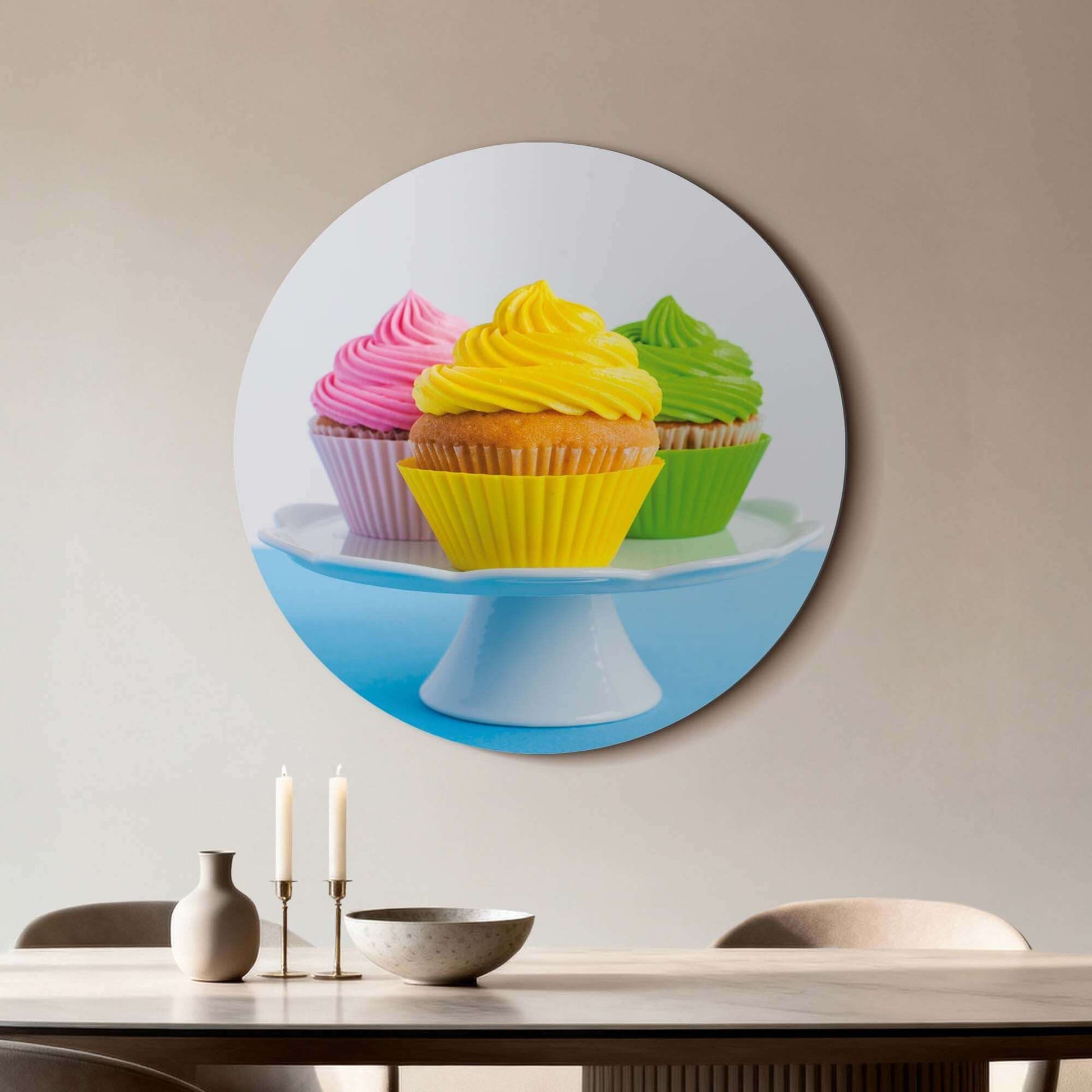 Sweet Swirl Trio - Wandkreis mit bunten Cupcakes auf einem Tortenständer, entworfen für eine verspielte und stilvolle Note an Ihrer Küchenwand. Wandkreise.
