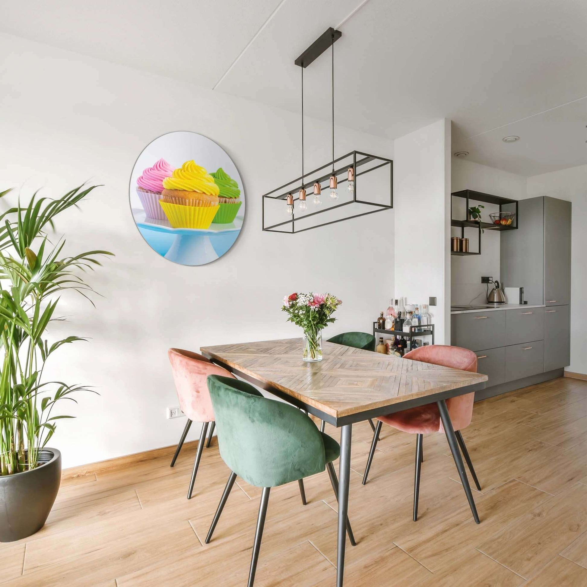 Sweet Swirl Trio - Wandkreis mit bunten Cupcakes in einer Küche; stilvolles Wandkreis- und Wandkreisdekor.