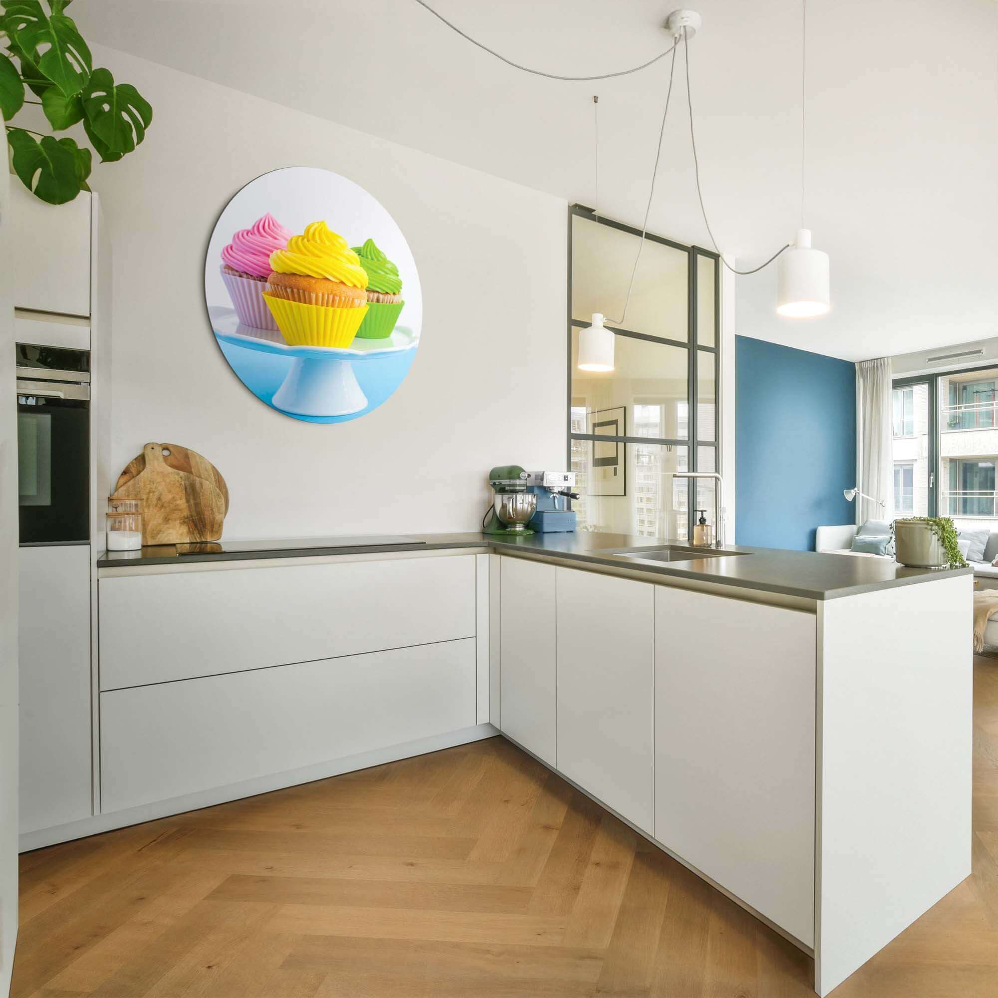 Sweet Swirl Trio - Wandkreis bunte Cupcakes in moderner Küche, verspielter Wandkreis, der Atmosphäre schafft.