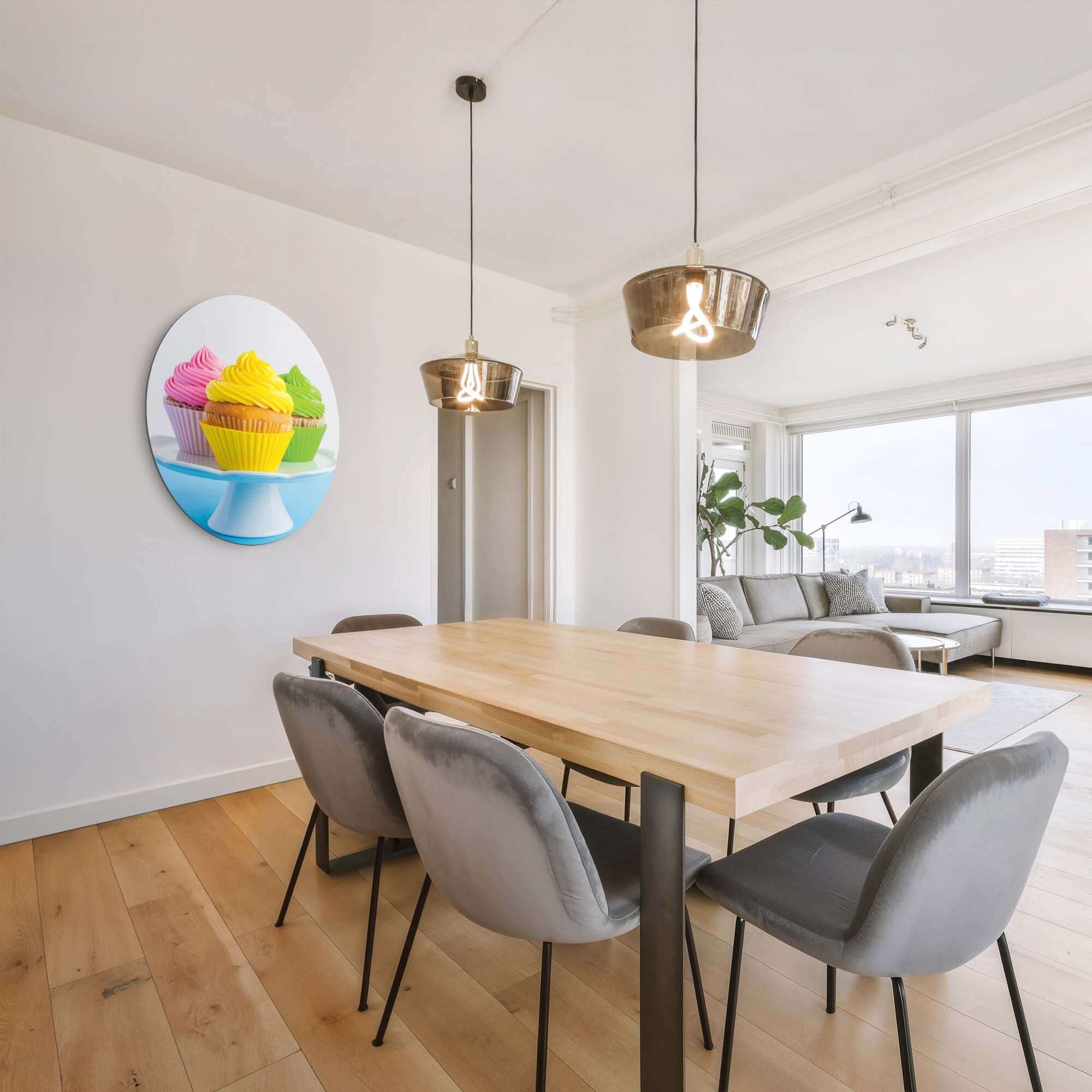 Sweet Swirl Trio - Wandkreis mit bunten Cupcakes als dekorativer Wandkreis in einem modernen Esszimmer. Die perfekte Ergänzung für jede Wand.