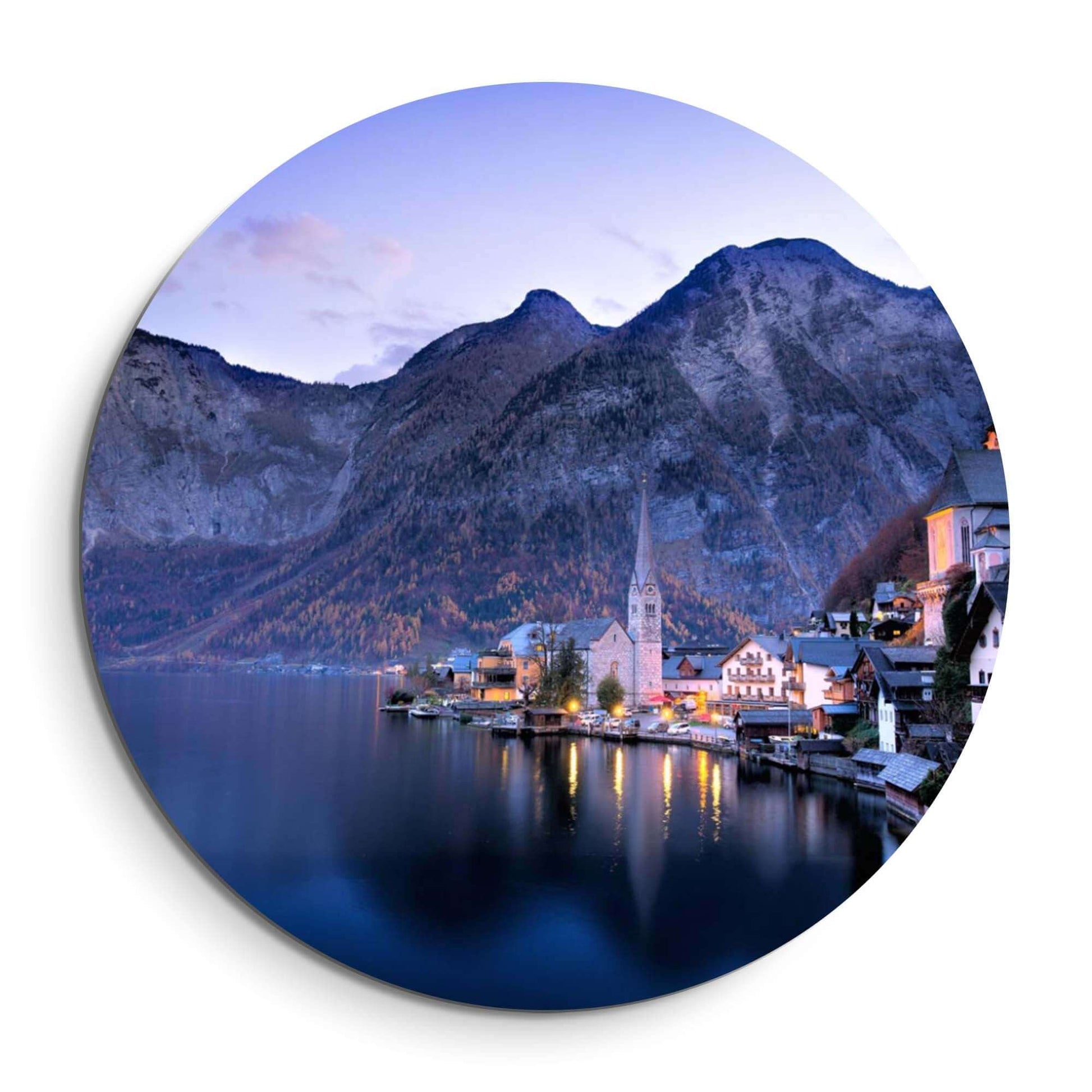 Twilight Reflections – Muurcirkel met betoverend uitzicht op het berglandschap en het rustige water.