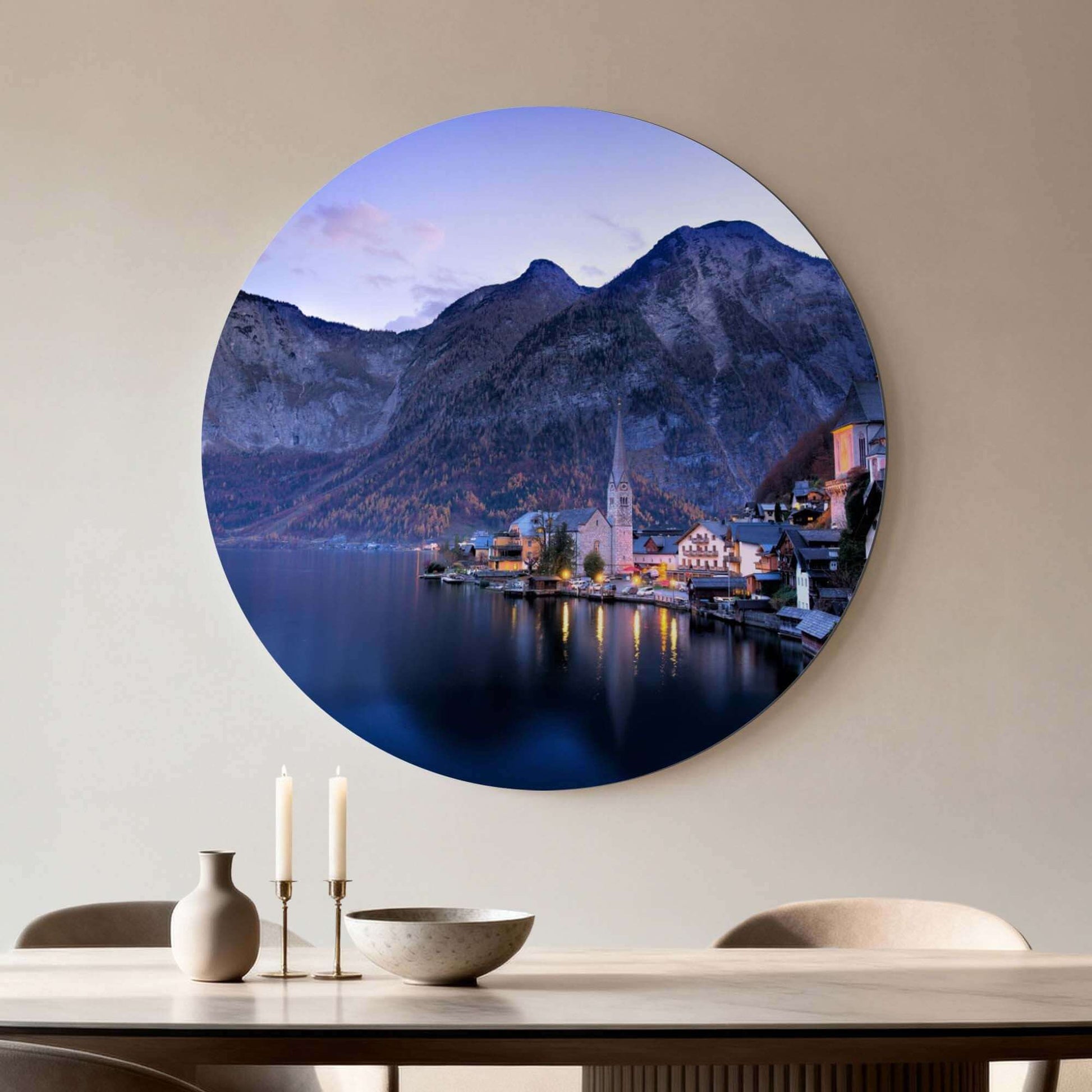 Twilight Reflections – Muurcirkel, betoverend design met waterreflectie en bergen, perfect voor wanddecoratie.