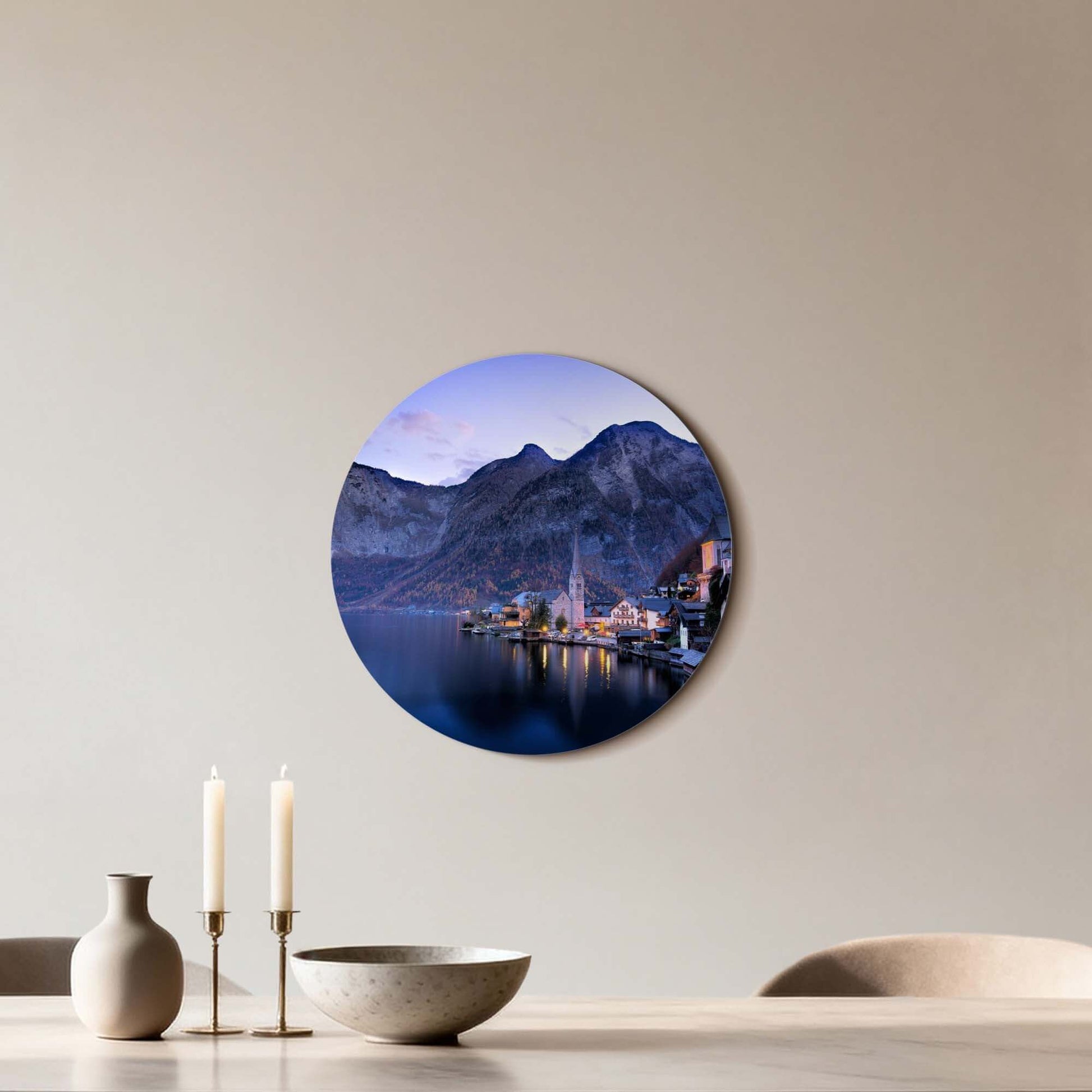 Twilight Reflections – Muurcirkel met een betoverend landschap in de avond, perfect voor een serene wanddecoratie.