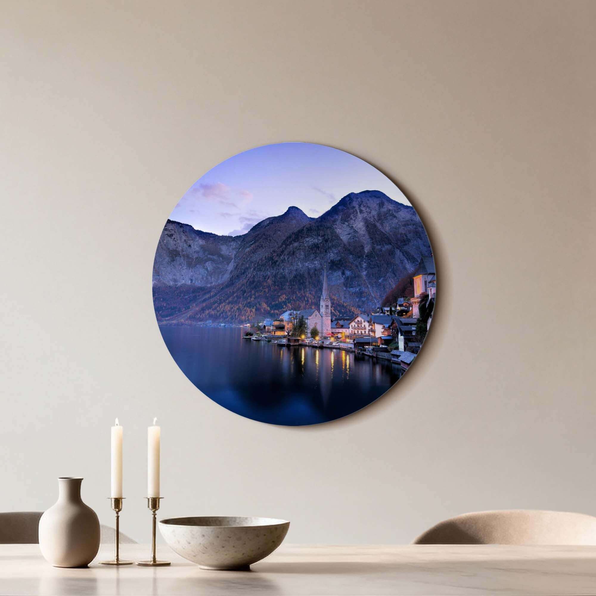 Twilight Reflections – Muurcirkel op een muur met prachtige berglandschap en waterreflecties.