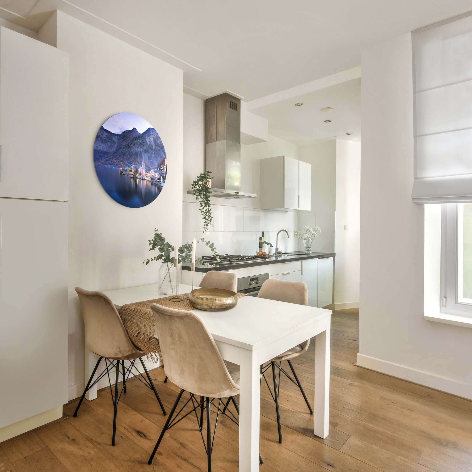 Twilight Reflections – Muurcirkel in een moderne keuken met een witte eettafel en stoelen.