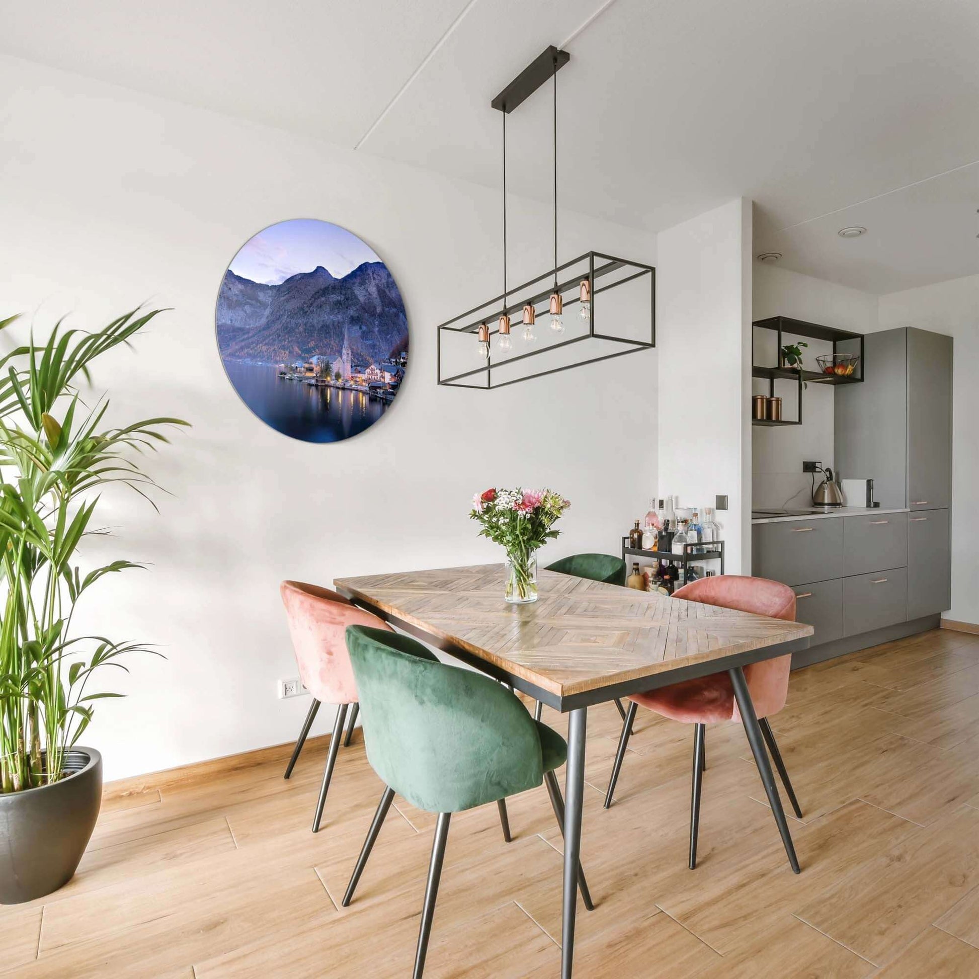 Twilight Reflections – Muurcirkel in moderne eetkamer met plant en stijlvolle stoelen.