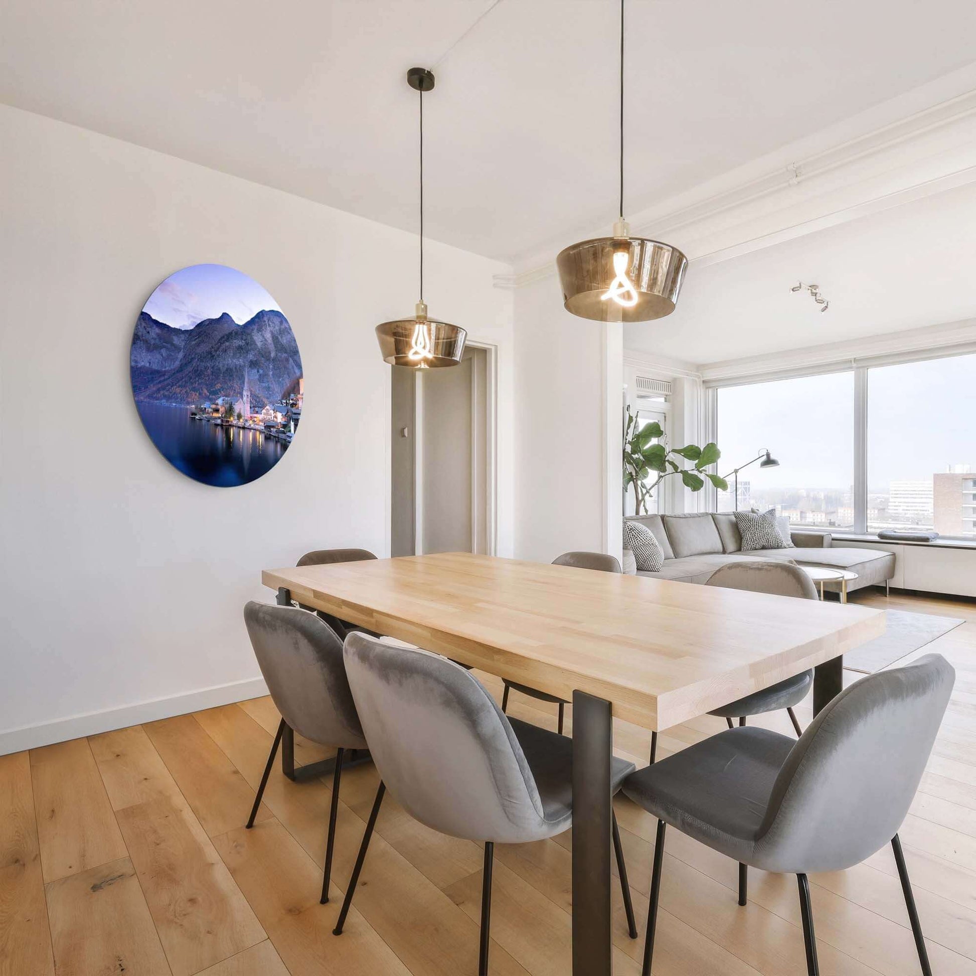 Twilight Reflections – Muurcirkel aan de muur in een moderne eetkamer met houten tafel en groene planten.