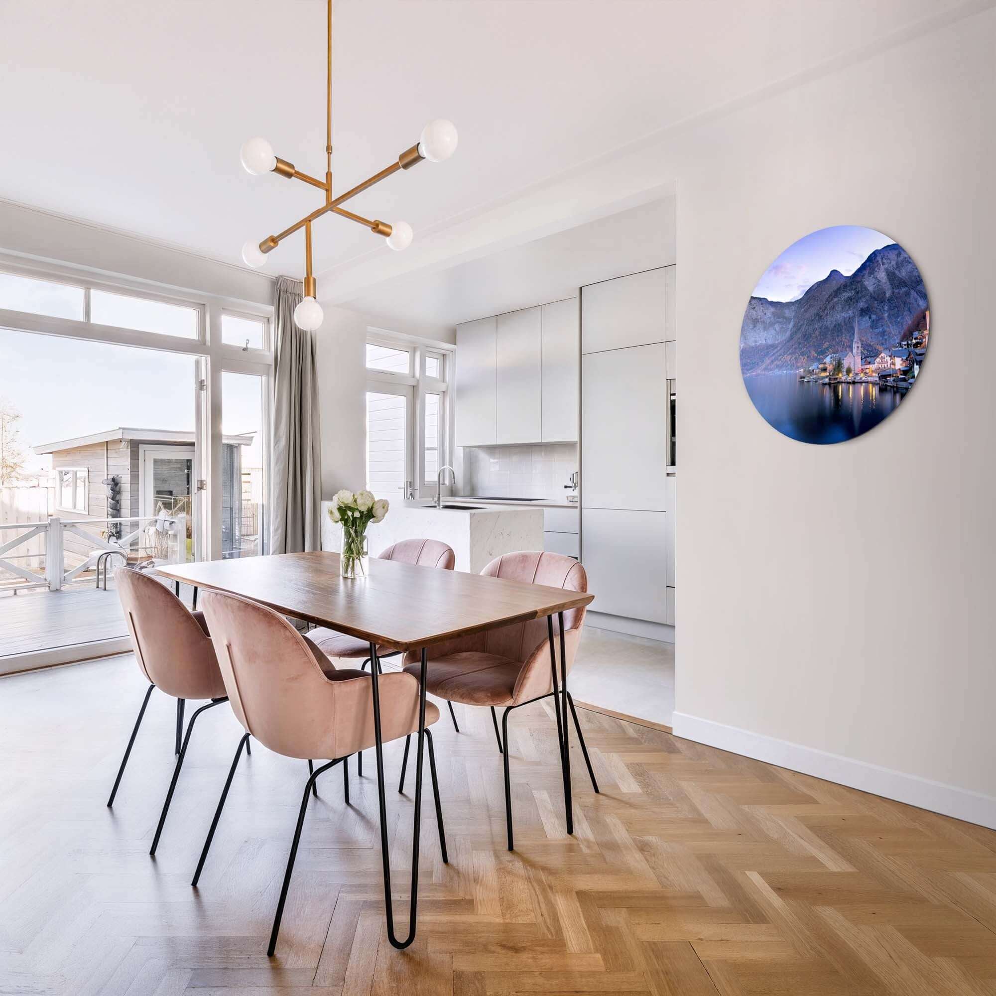 Twilight Reflections – Muurcirkel uitgebeeld in een moderne eetkamer met een houten tafel en stijlvolle stoelen.