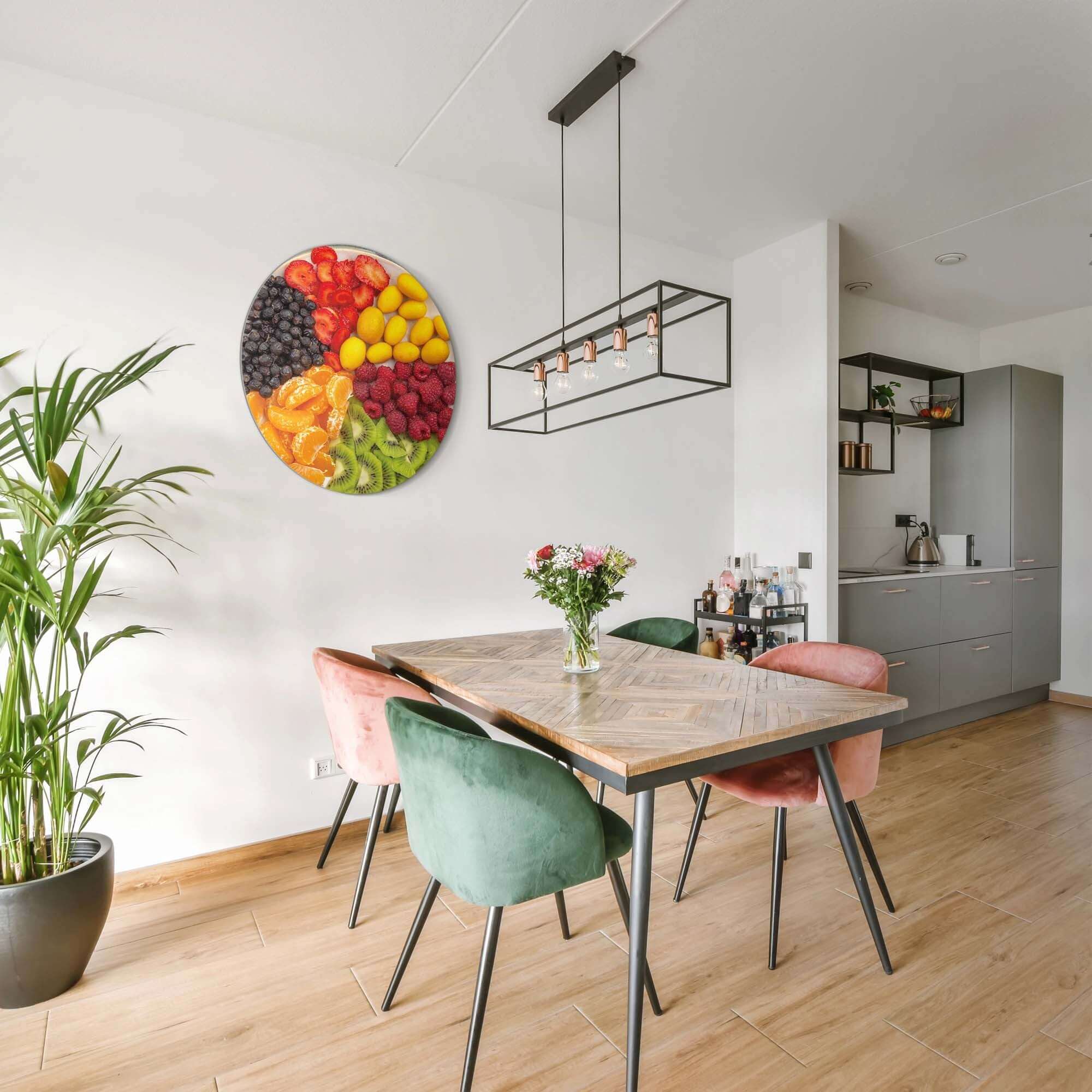 Vibrant Fruit Medley - Wandkreis an der Wand in einer modernen Küche Esszimmer, ein lebendiger Blickfang mit bunten Wandkreisen.