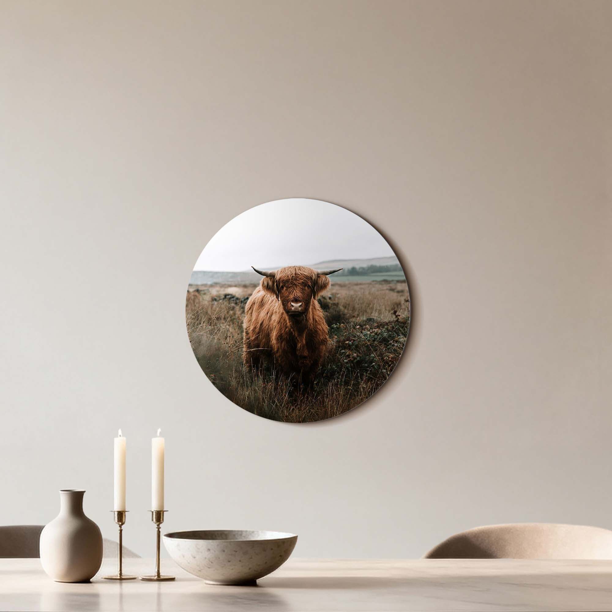 Hooglander in de herfstweide – Muurcirkel met Schotse hooglander, wandcirkel van 3 mm dik aluminium, sfeervol voor elke ruimte.