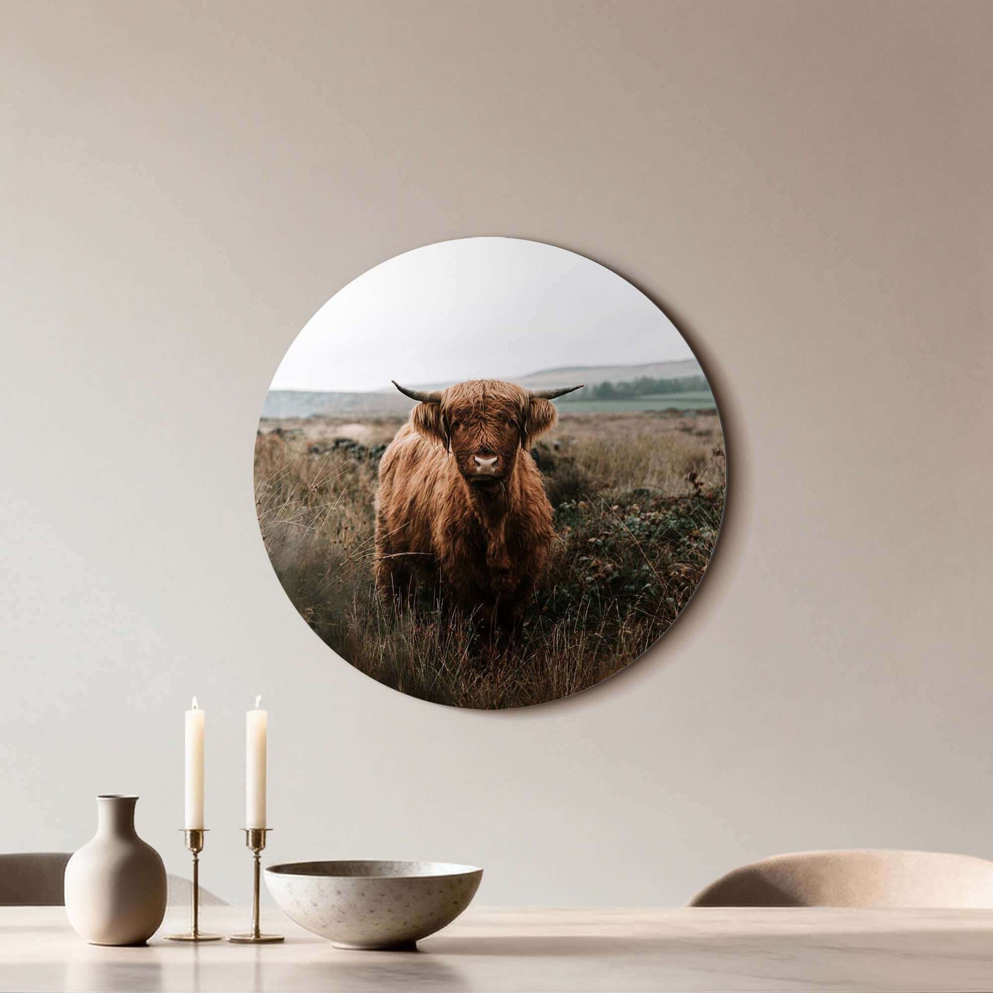 Hooglander in de herfstweide – Muurcirkel met Schotse hooglander in de natuur, aardse tinten, wandcirkel voor keuken of woonkamer.