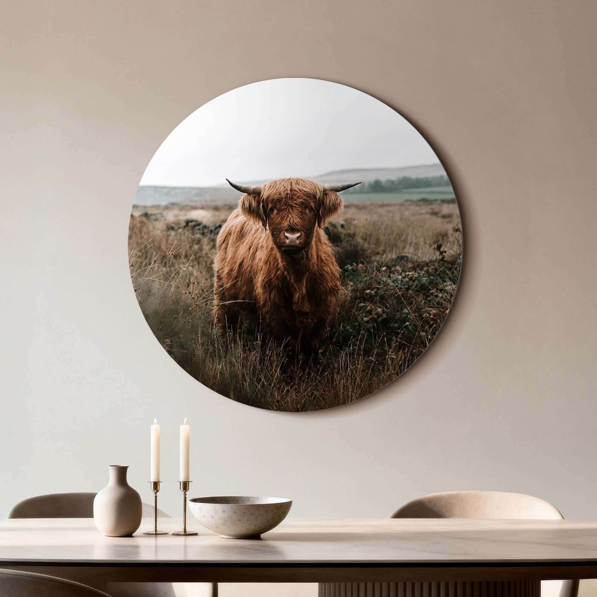 Hooglander in de herfstweide – Muurcirkel met Schotse hooglander in natuur, warme aardse tinten. Geschikt als wandcirkel in woonkamer of keuken.