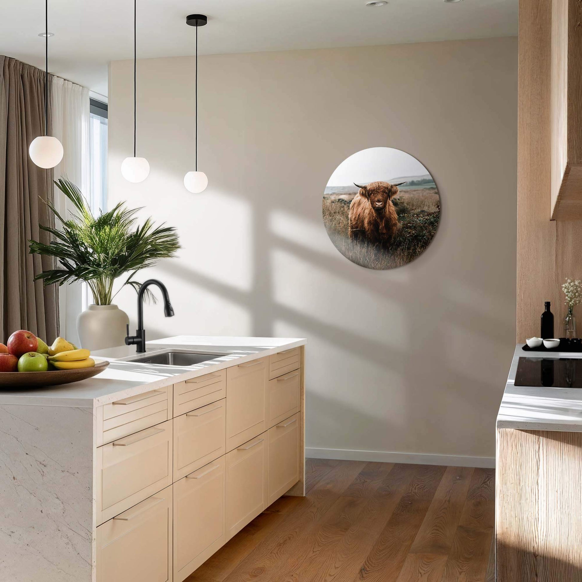 Hooglander in de herfstweide – Muurcirkel aan keukenmuur, met aardse tinten en warm licht. Ideaal voor decoratie in keuken of eetkamer.