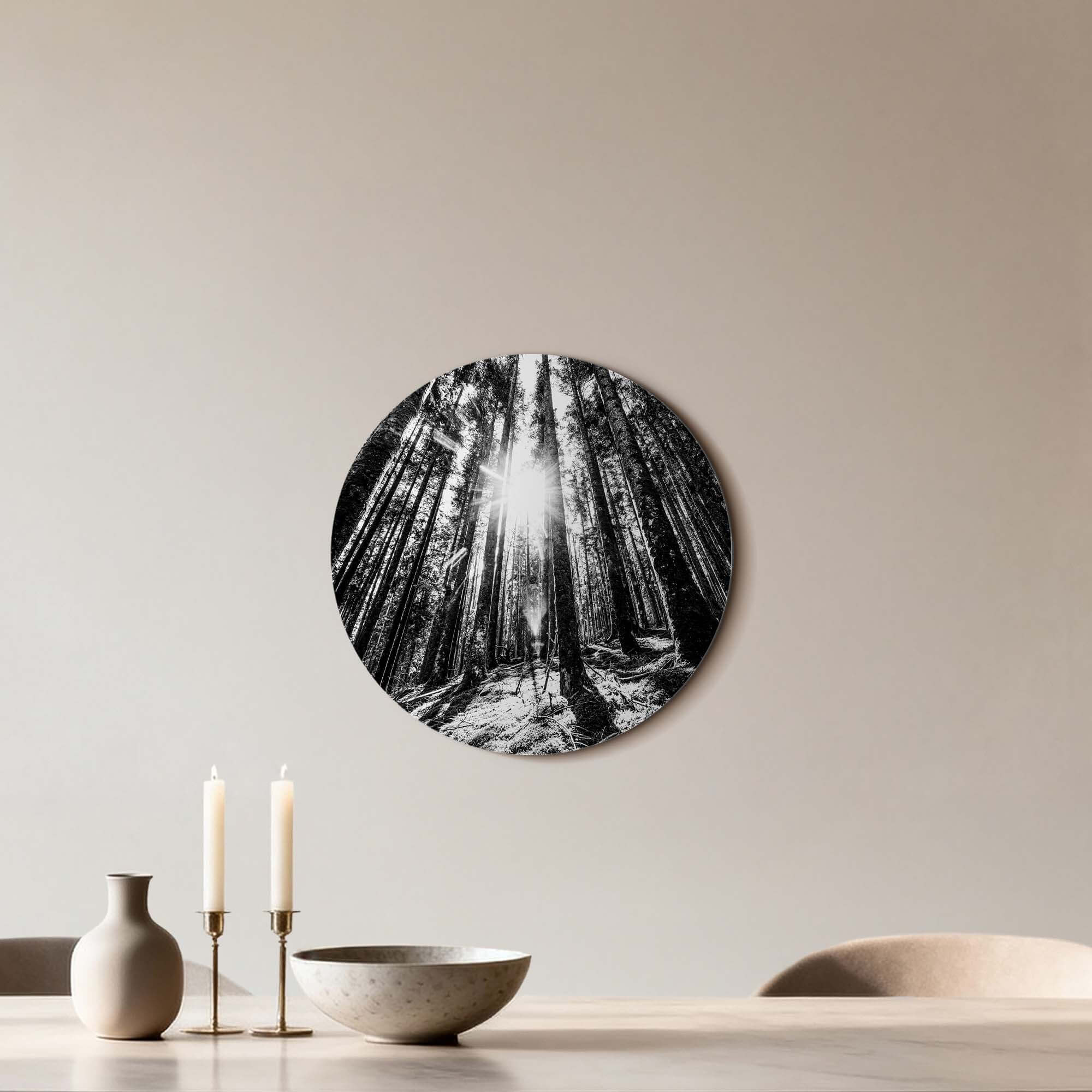 Whispering Pines - Muurcirkel, een serene zwart-wit wandcirkel van hoge dennen, brengt rust in elke ruimte. Perfect voor interieurdecoratie.