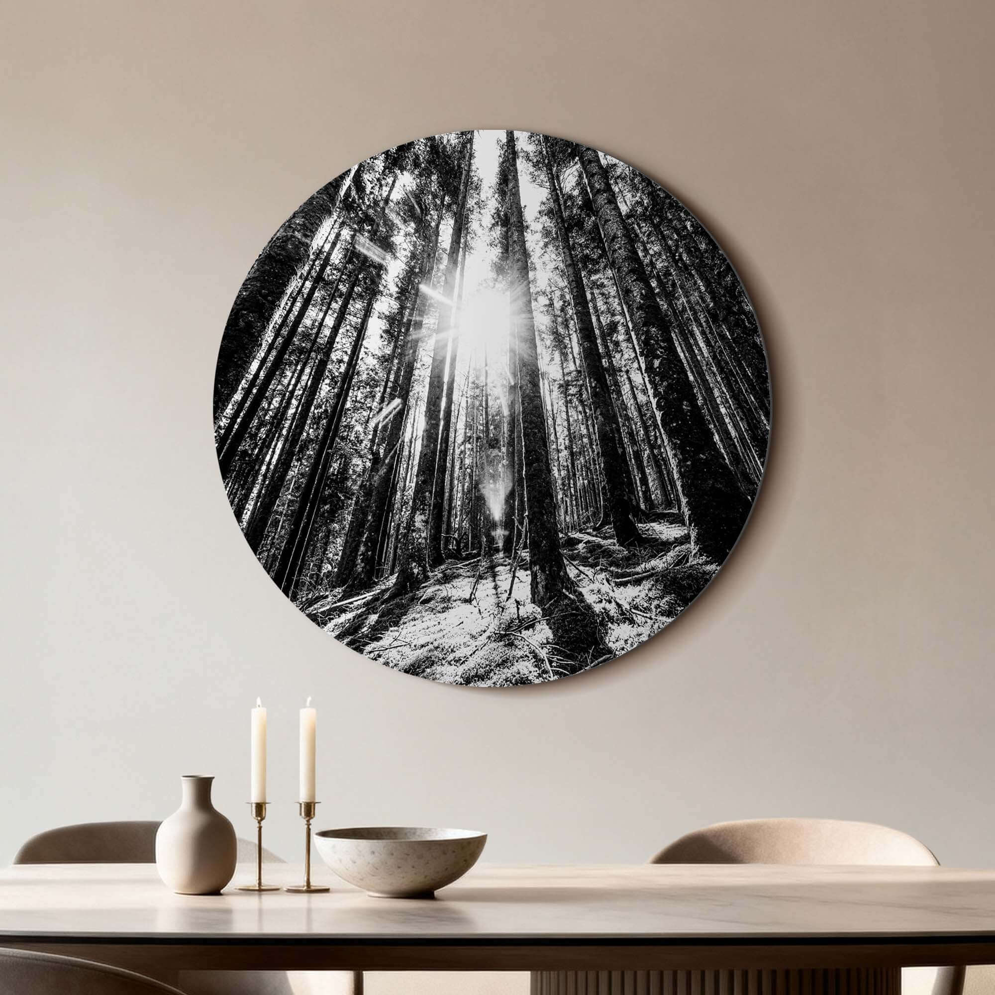 Whispering Pines - Muurcirkel in zwart-wit, sereniteit van het bos met lichtinval door hoge dennen. Modern interieur Wandcirkel decor.