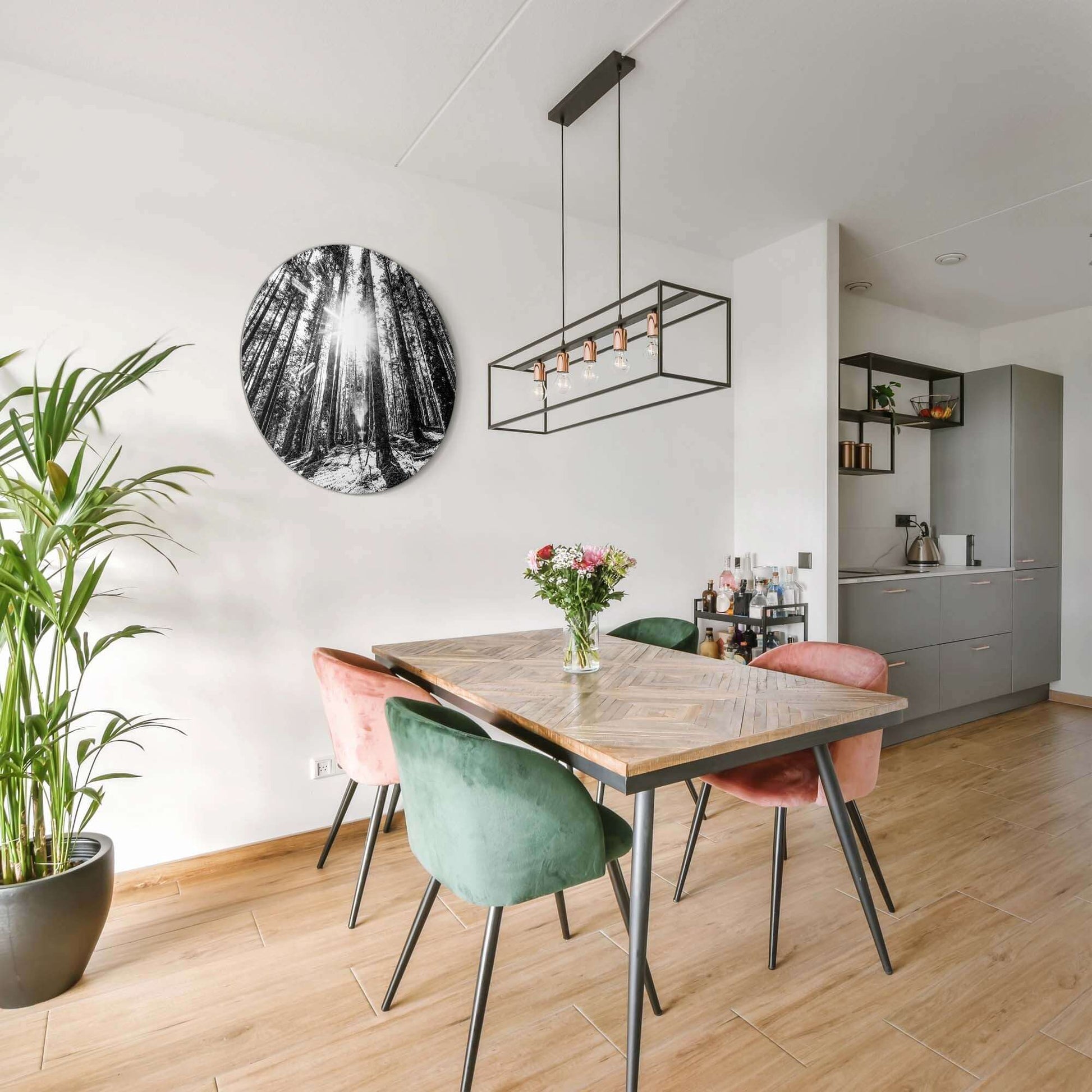 Whispering Pines - Muurcirkel; zwart-wit muurcirkel in woonkamer met eettafel, serene bos sfeer, Muurcirkels, Wandcirkel wanddecoratie.