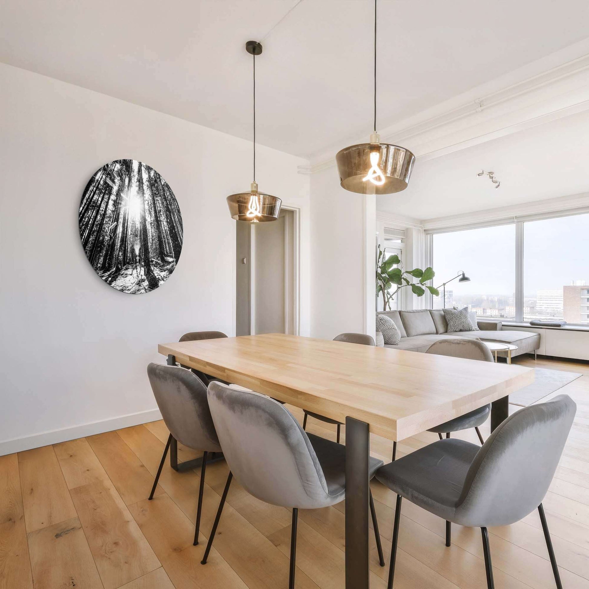 Whispering Pines - Muurcirkel in moderne woonkamer met serene bosafbeelding, ideale muurdecoratie voor rustgevende sfeer.