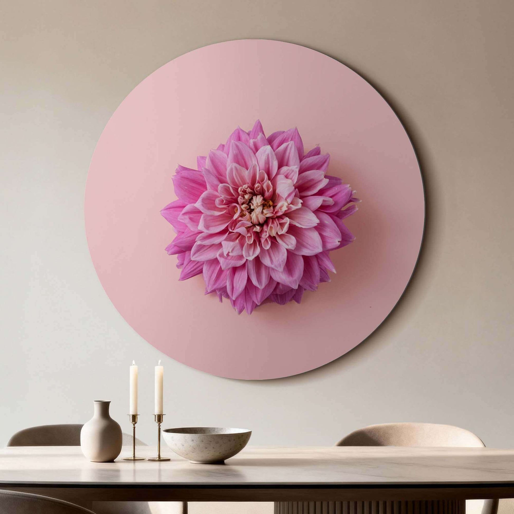 Soft Dahlia - Wandkreis auf pastellfarbenem Hintergrund für eine stilvolle Wanddekoration.
